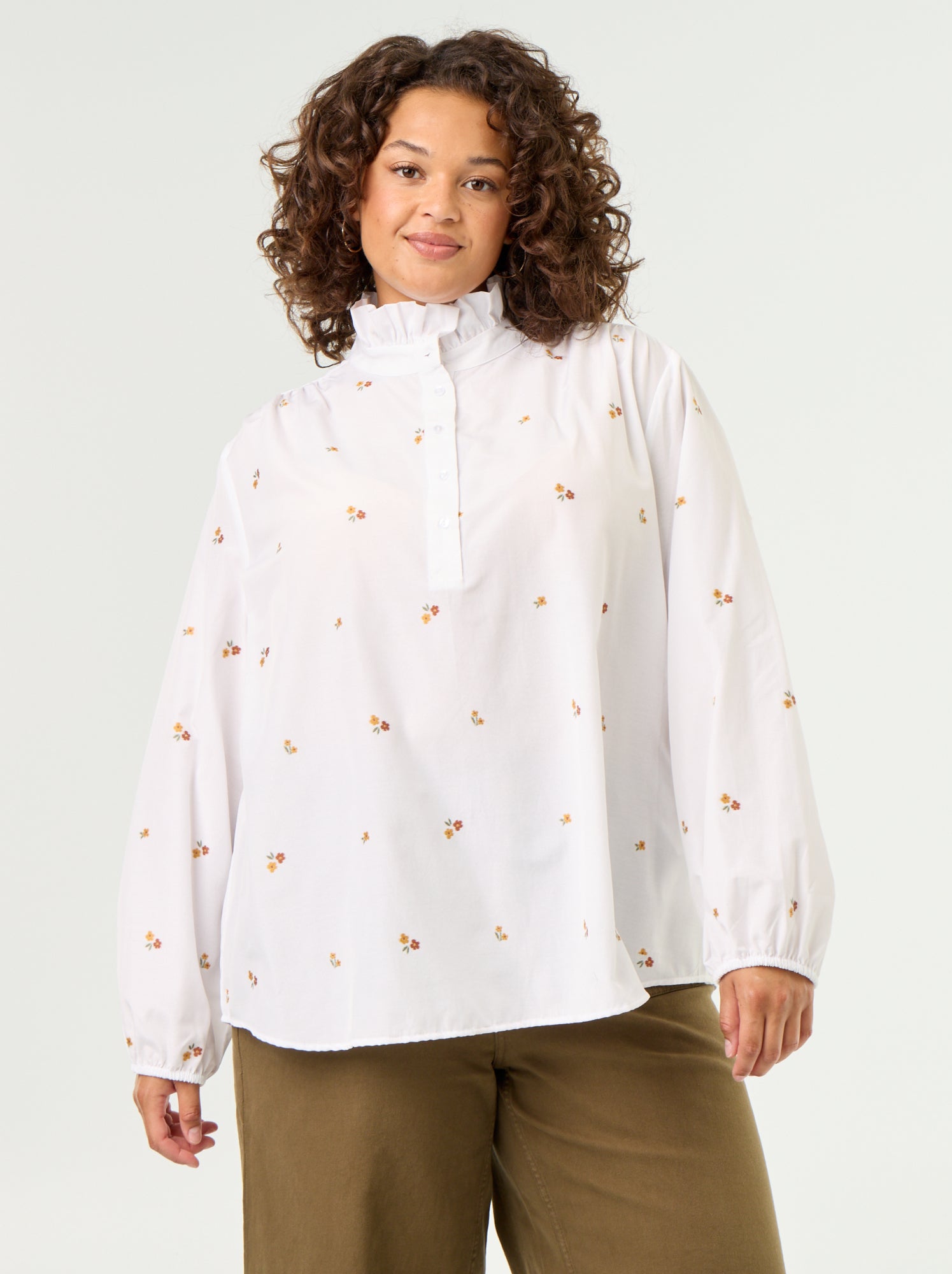 Blouse fleurs brodées avec col montant - Blanc