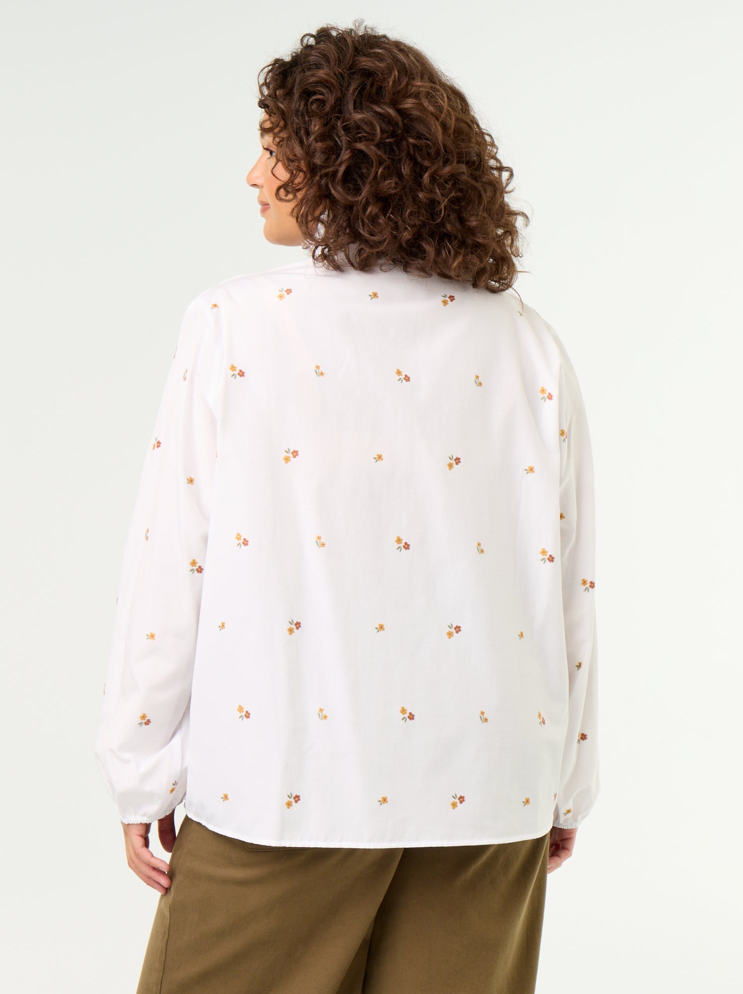 Blouse fleurs brodées avec col montant - Blanc