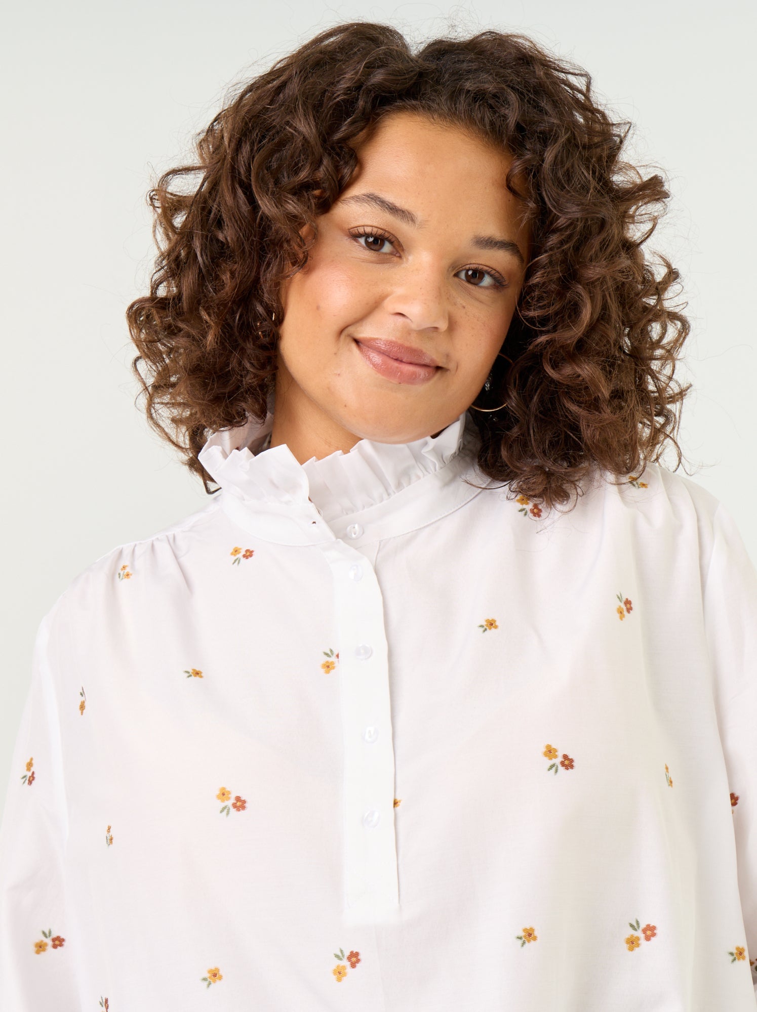 Blouse fleurs brodées avec col montant - Blanc