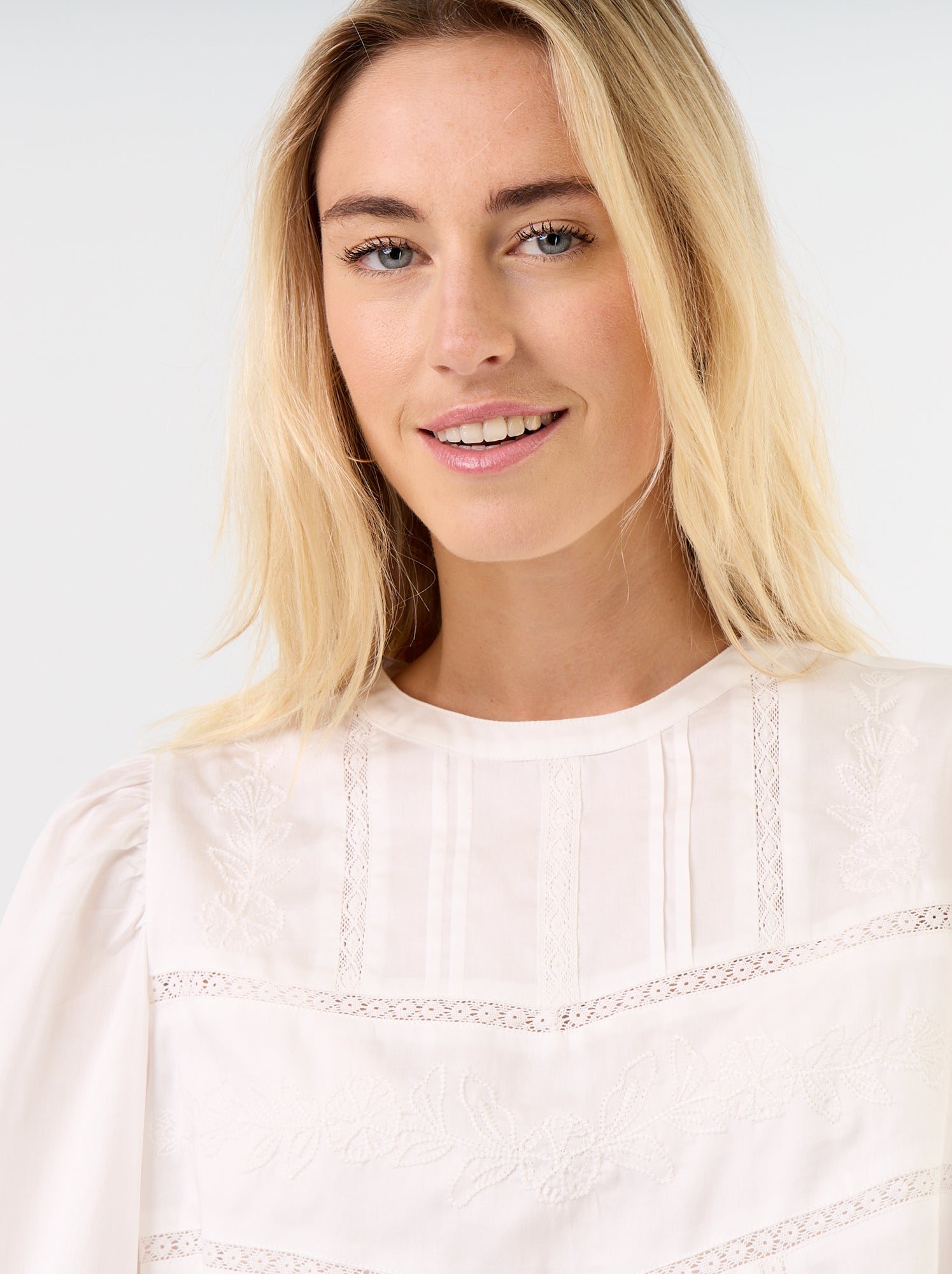 Blouse manches longues avec broderies - Blanc