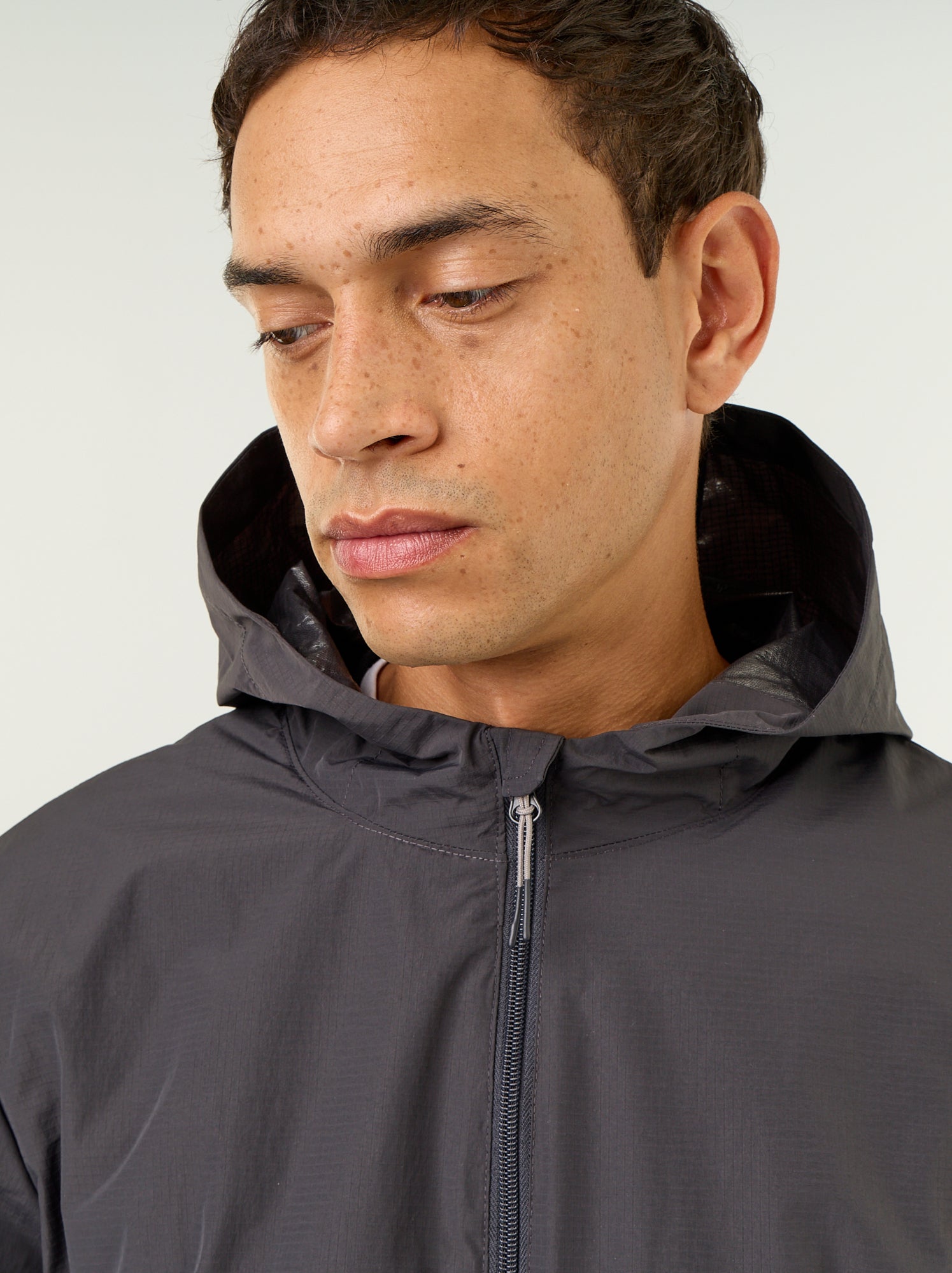 Blouson coupe-vent à capuche déperlant - Noir