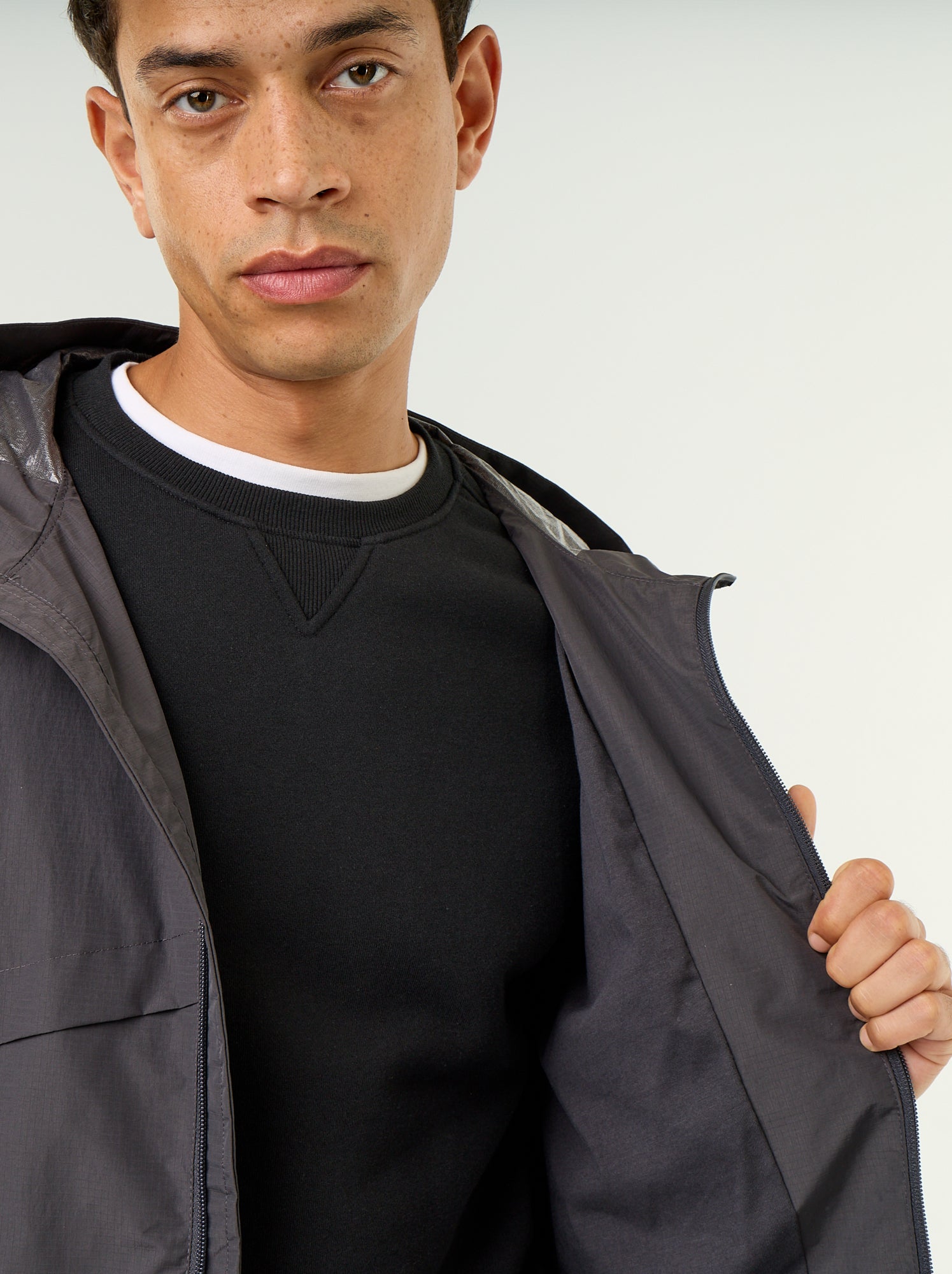 Blouson coupe-vent à capuche déperlant - Noir