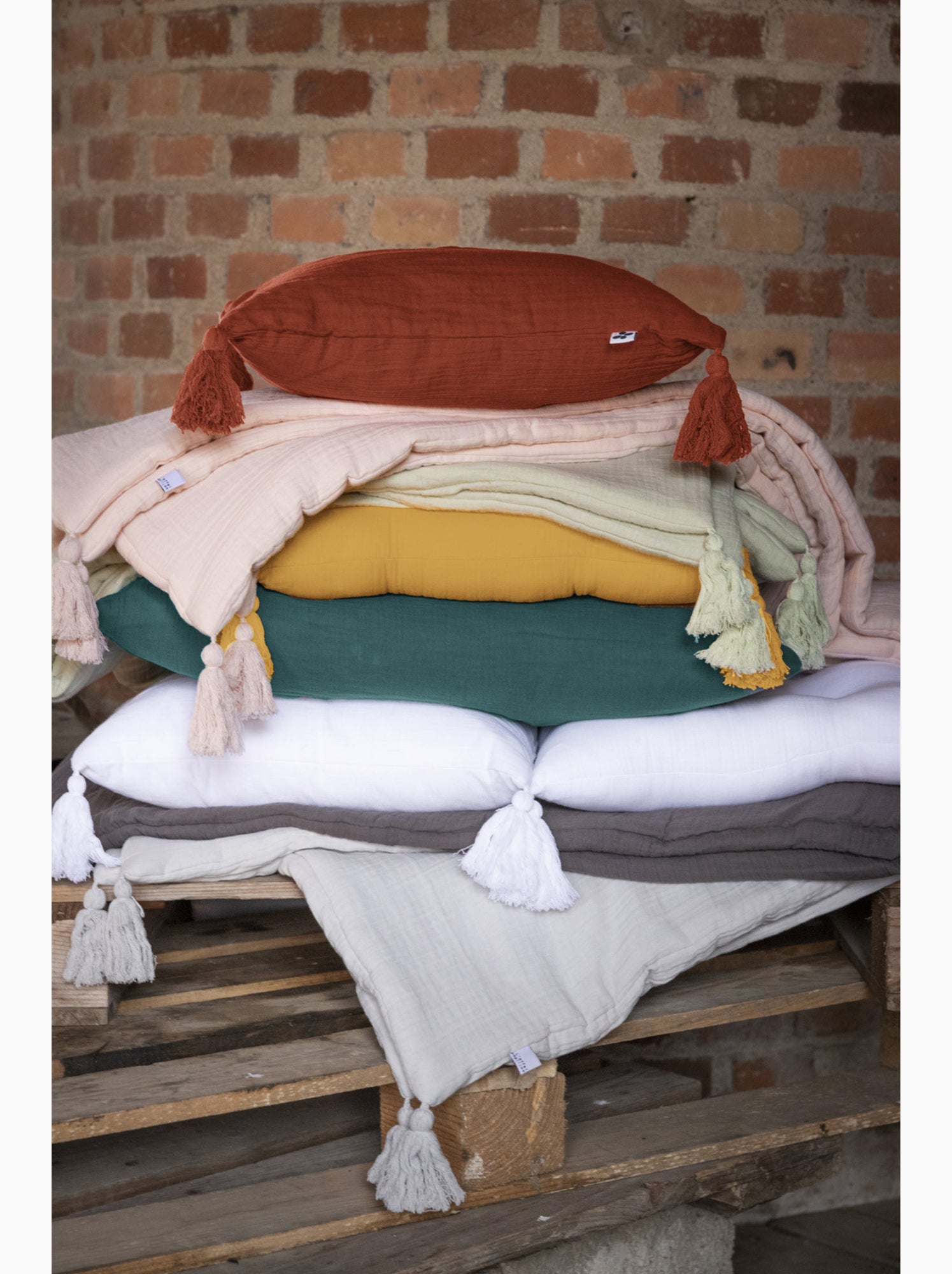 Bout de lit – double gaze de coton unie - finition pompon - gaïa - Beige naturel