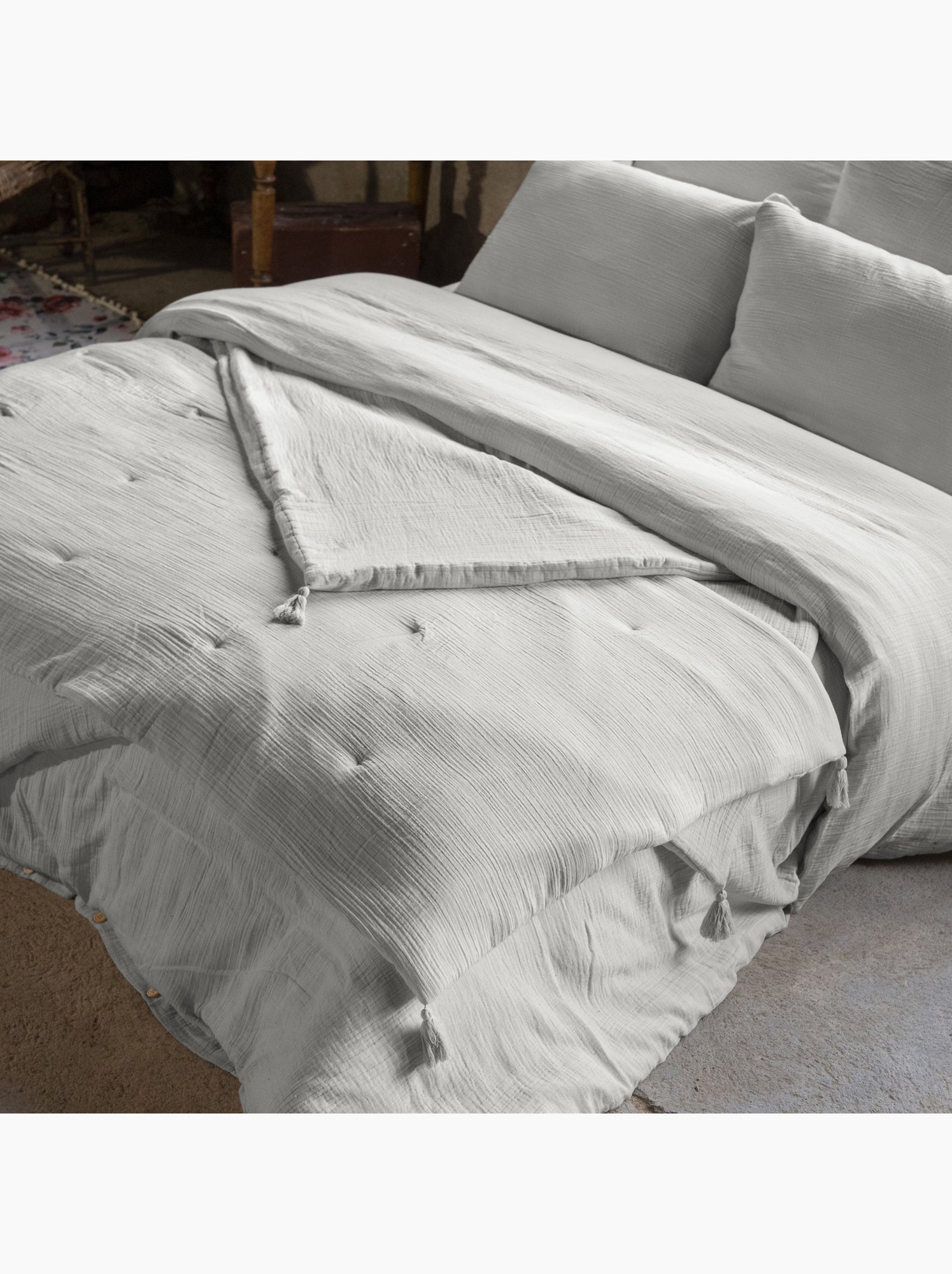 Bout de lit – double gaze de coton unie - finition pompon - gaïa - Gris