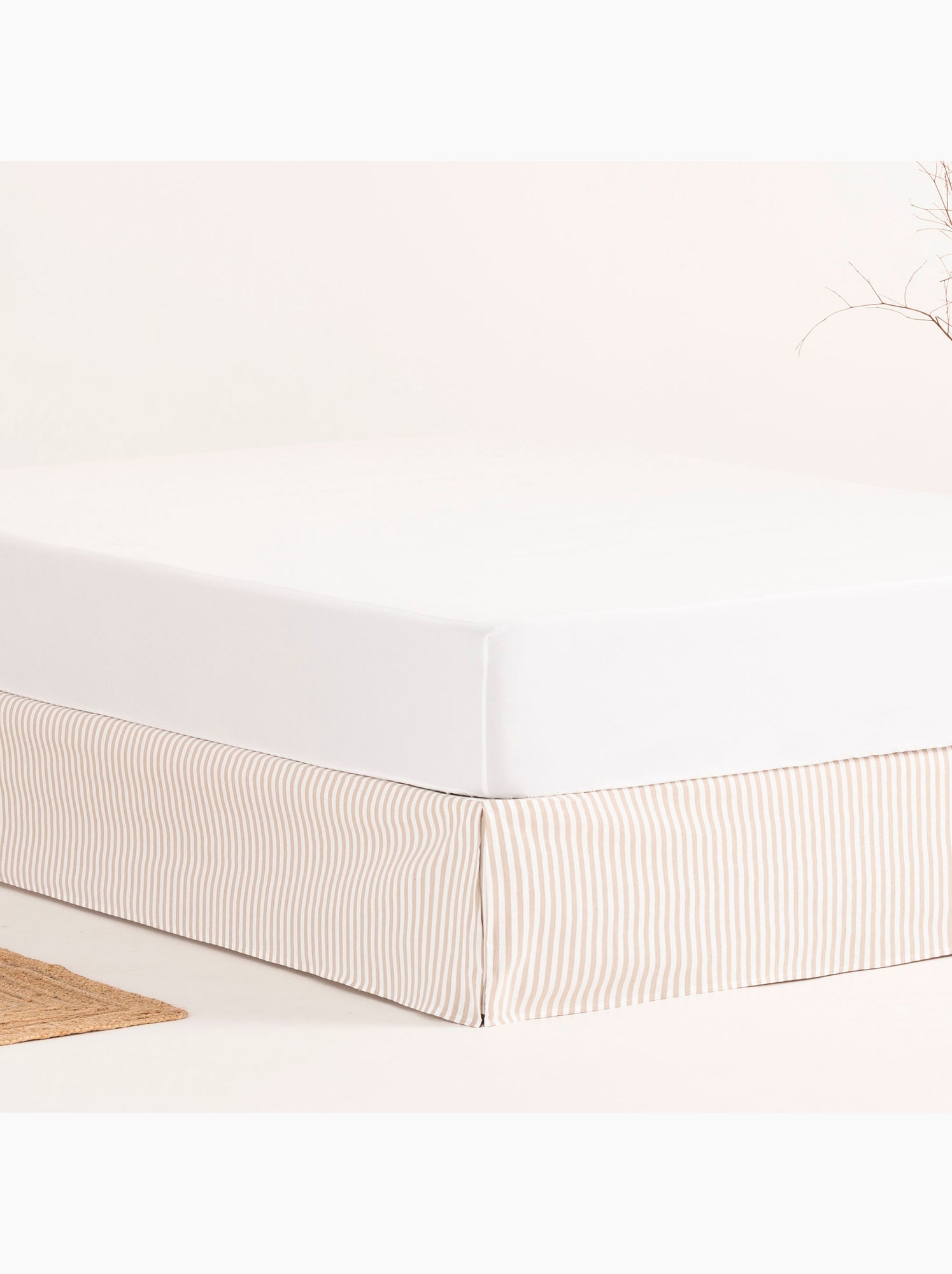 Cache-sommier, jupe de lit protectrice. Housse de sommier à rayures - Gamusi. - Beige