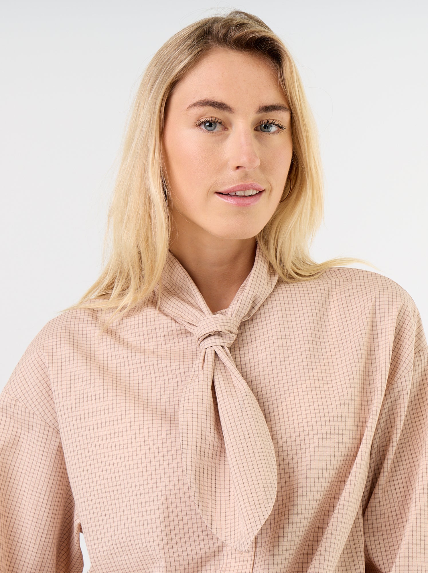 Chemise ample à manches longues et col lavallière - Beige
