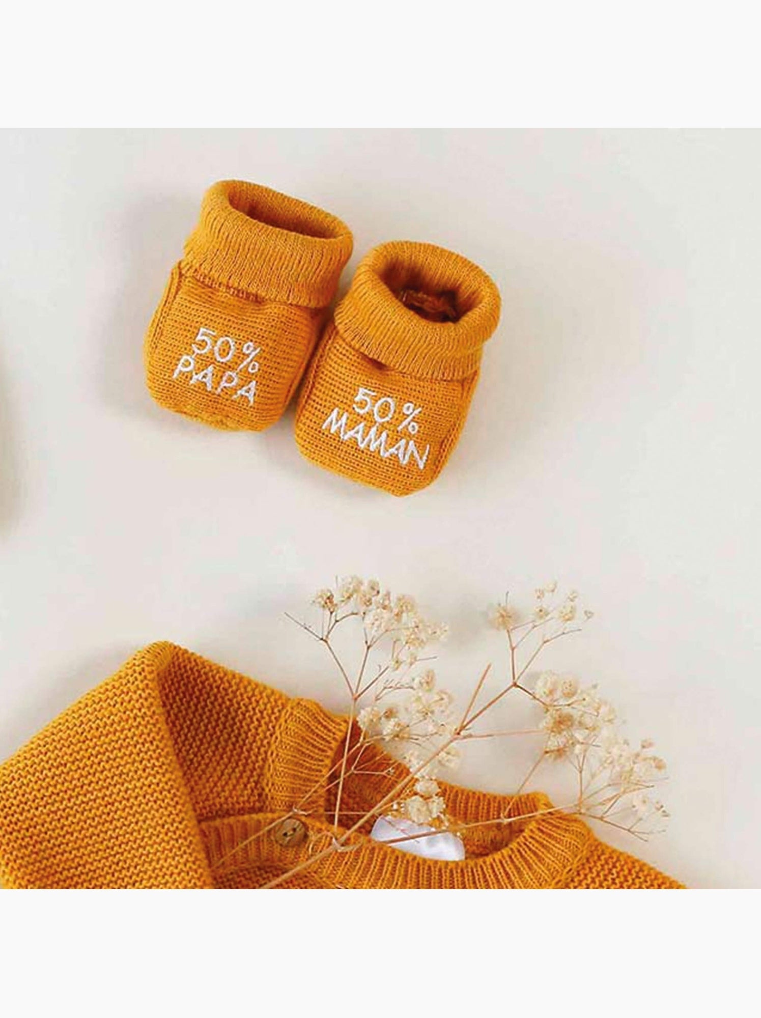 Chaussons naissance - message :  50% maman 50% papa - Jaune or