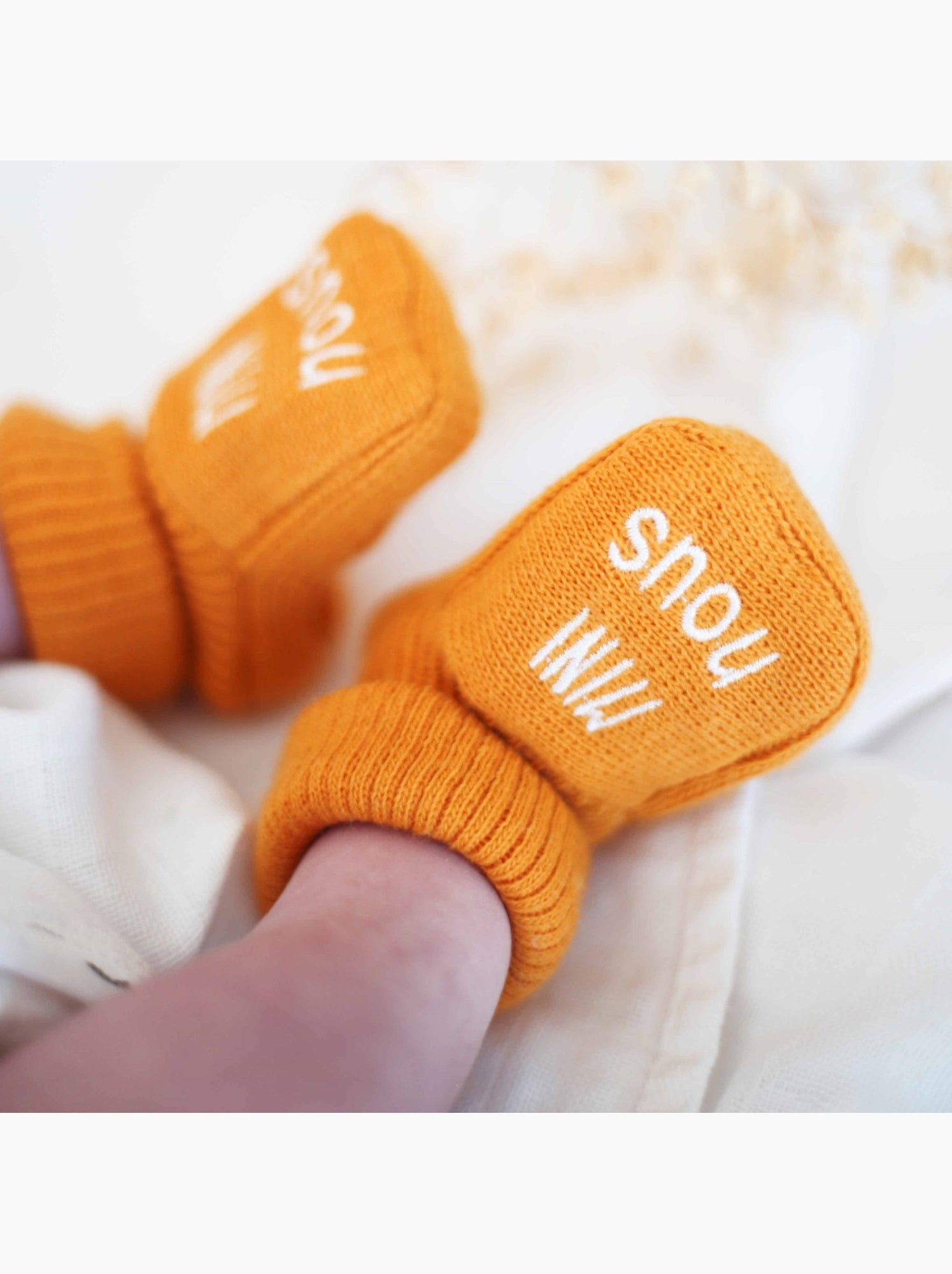 Chaussons naissance - mini nous - Jaune or