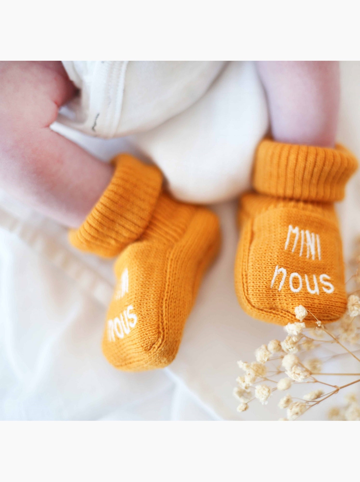 Chaussons naissance - mini nous - Jaune or