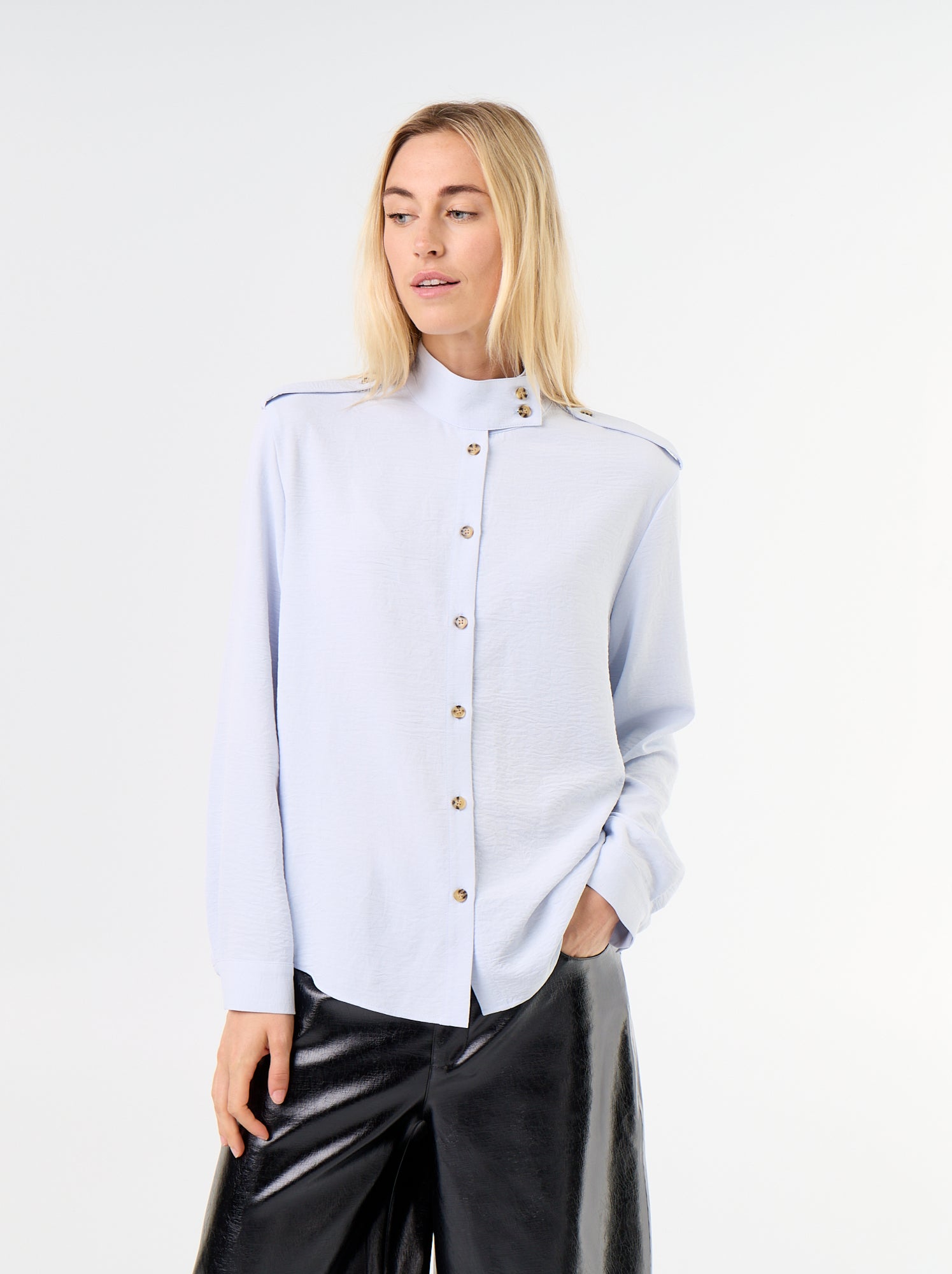 Chemise à col haut et empiècements épaules - Bleu
