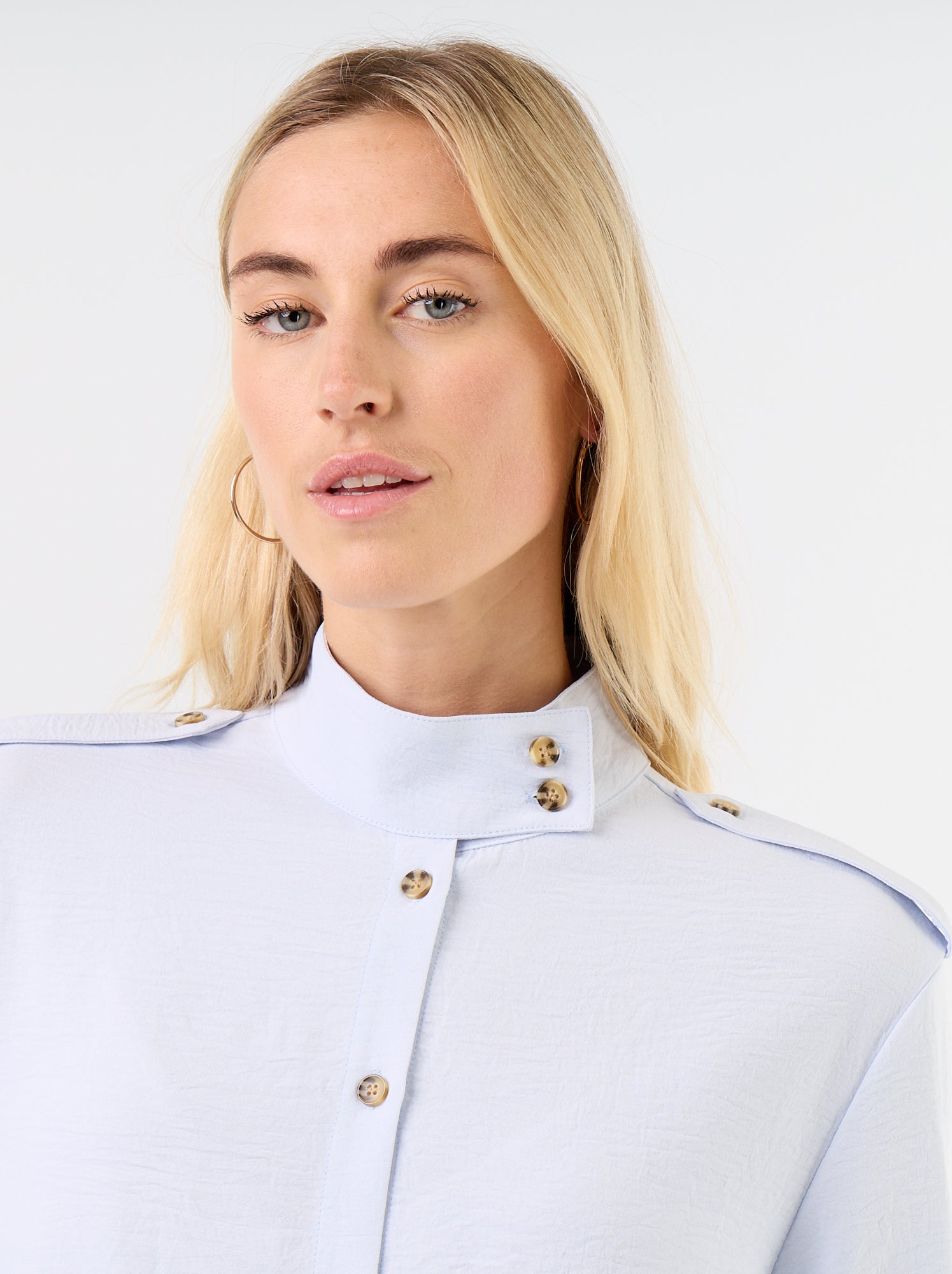 Chemise à col haut et empiècements épaules - Bleu