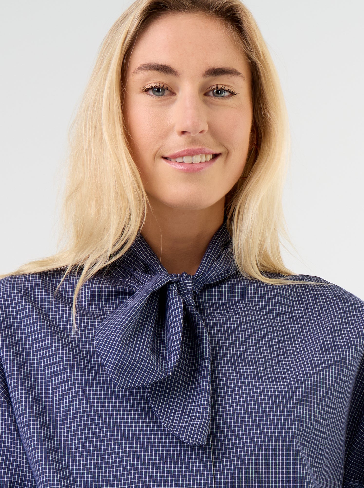 Chemise ample à manches longues et col lavallière - Bleu