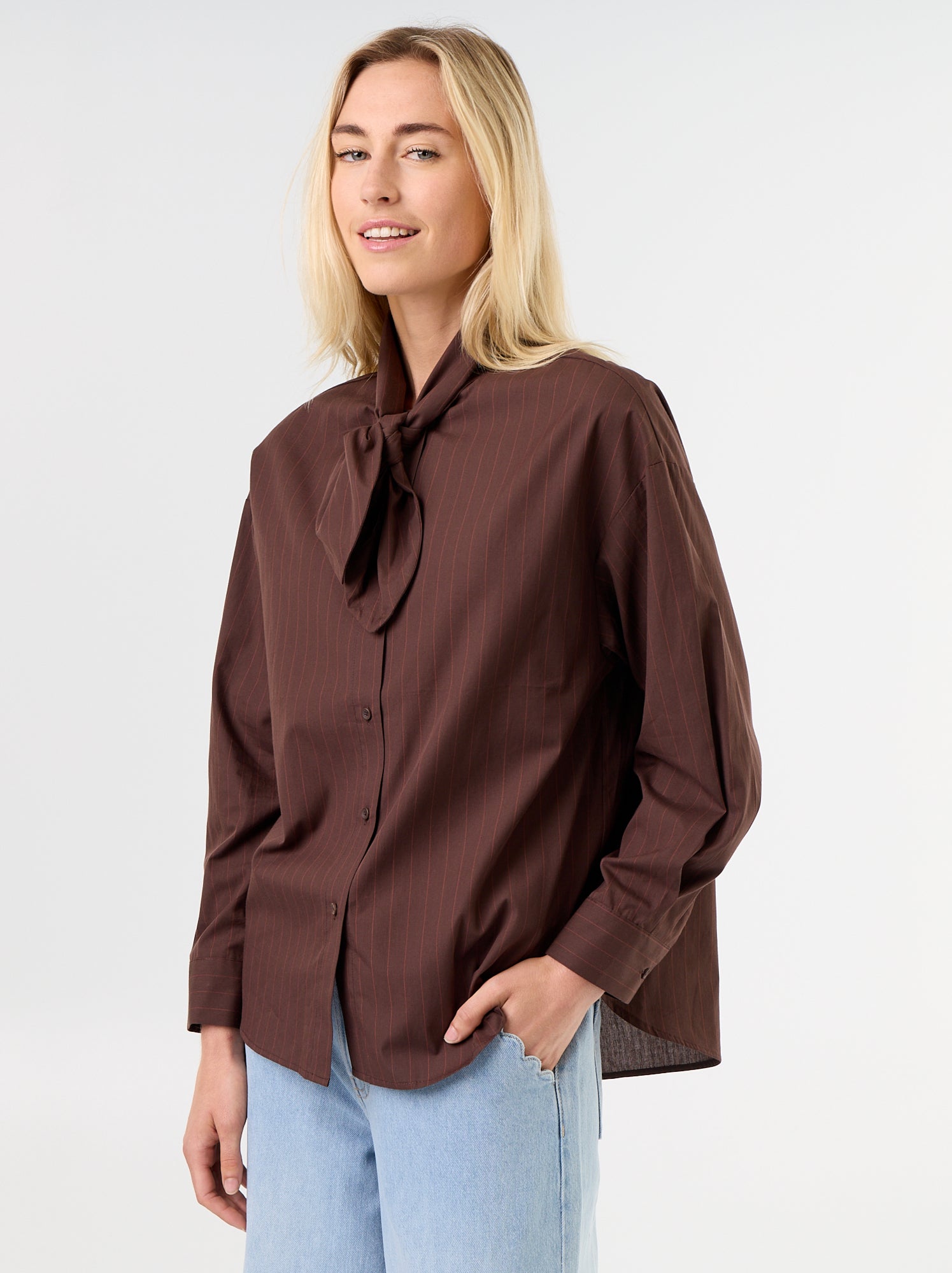 Chemise ample à manches longues et col lavallière - Marron (GHM63_7)