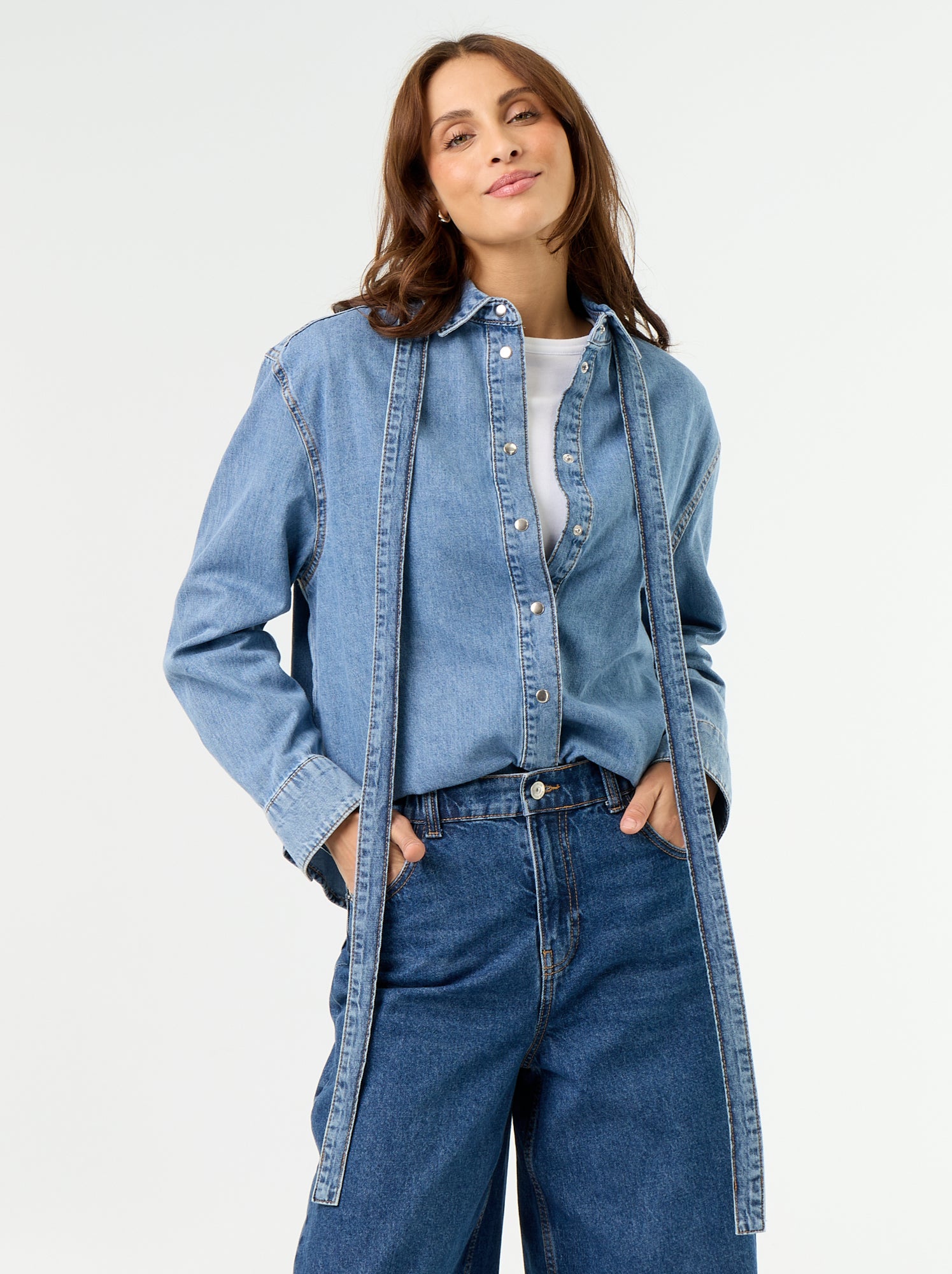 Chemise en denim avec col lavallière - Bleu (GJM18_2)