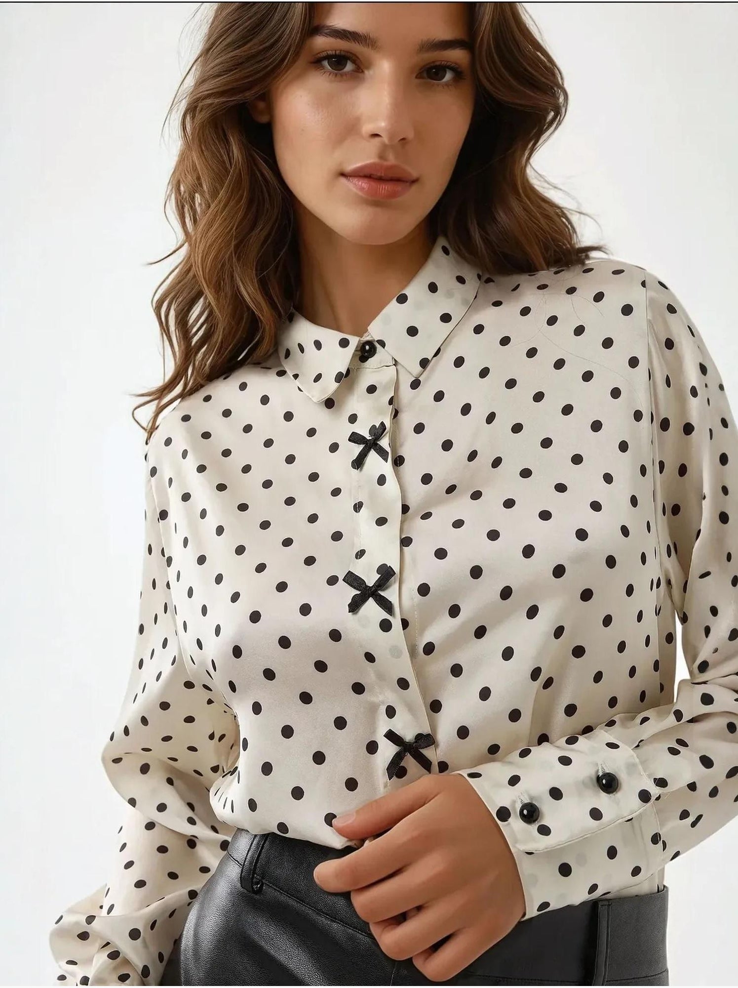 Chemise en satin à pois et boutons - Multicolore
