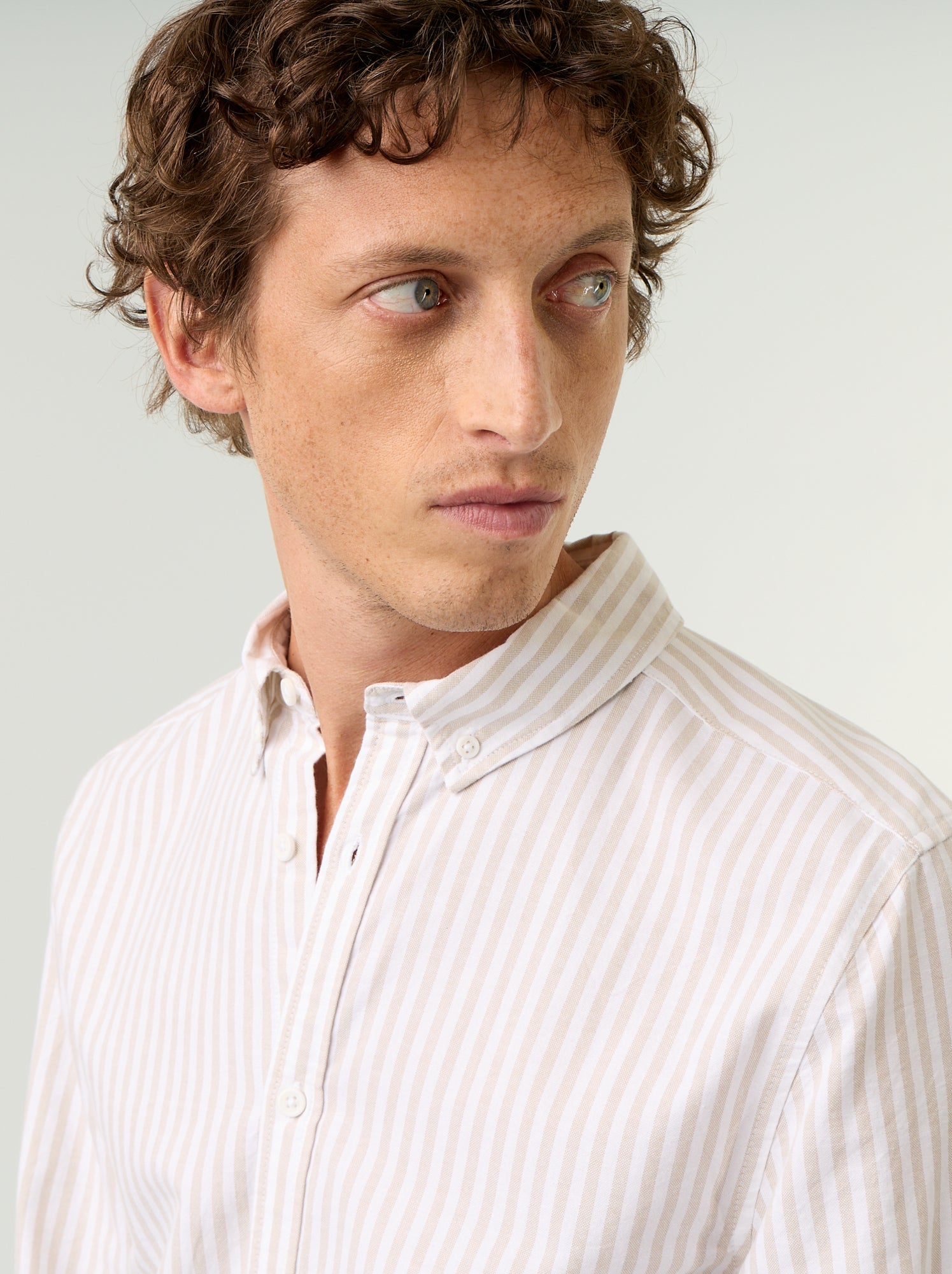 Chemise rayée avec col boutonné - Beige