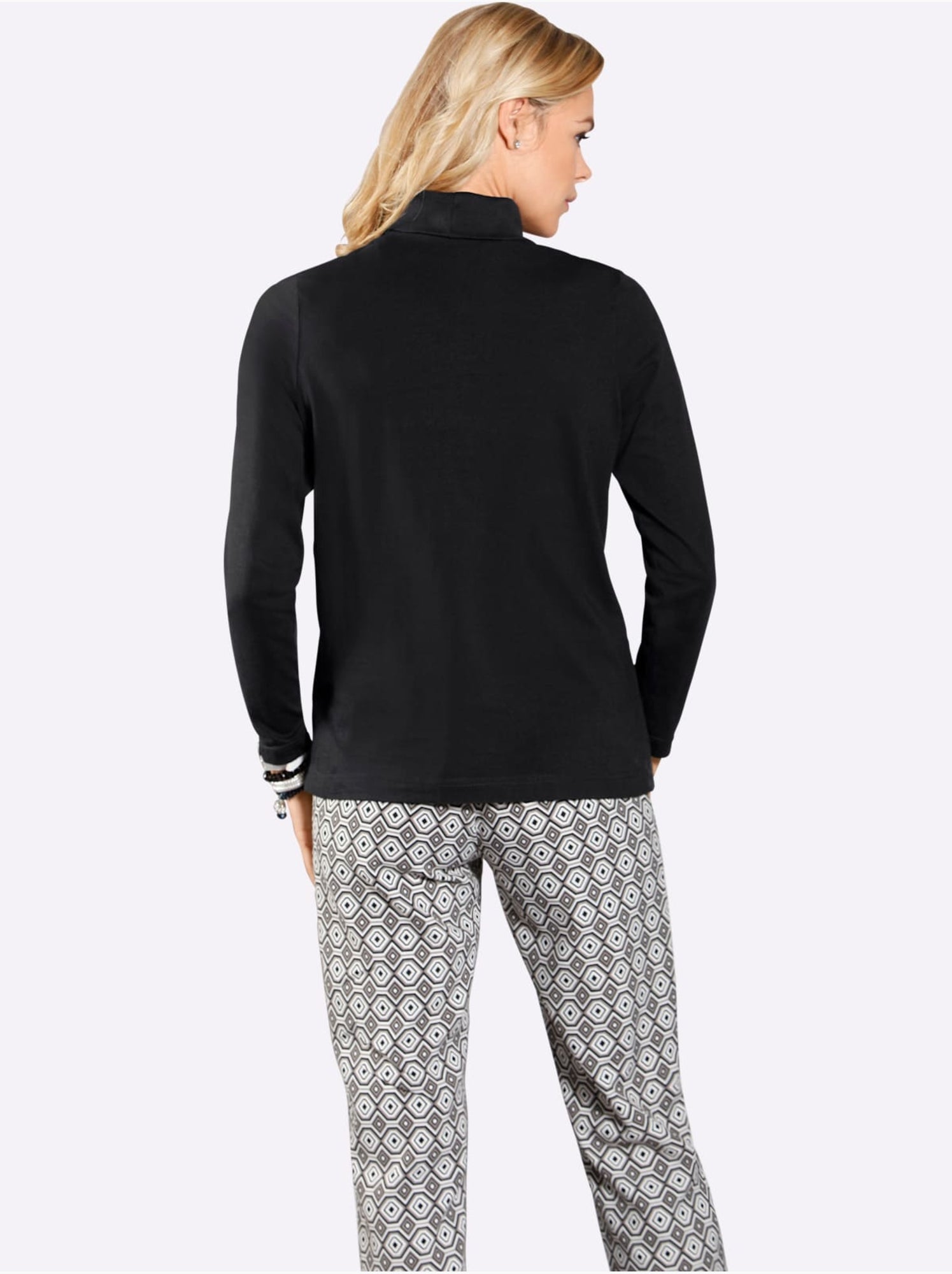 Col roulé léger avec manches longues et style moderne - taille standard - moda vilona - Noir