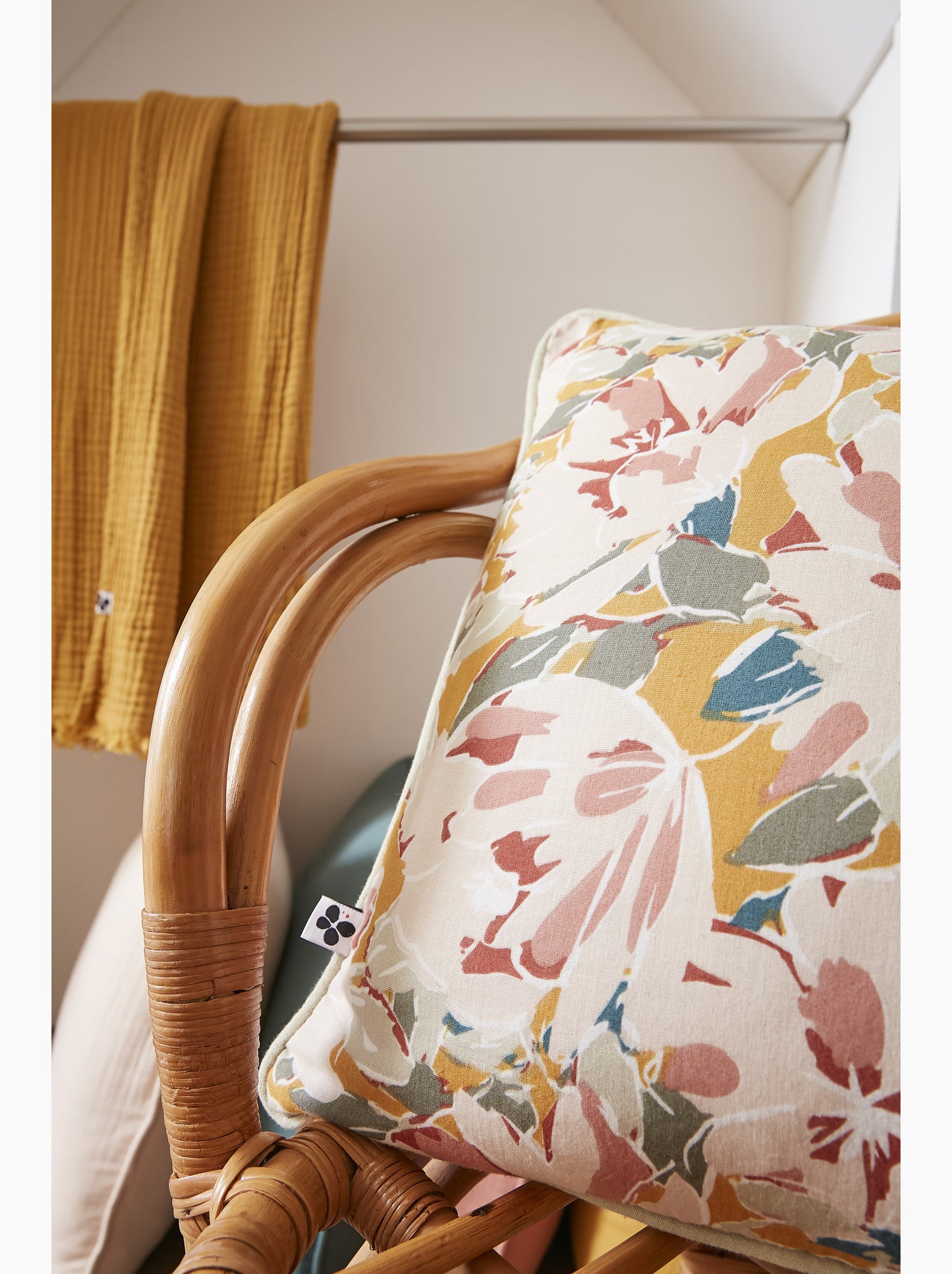 Coussin déhoussable – gaze de coton imprimée clarence - Rose