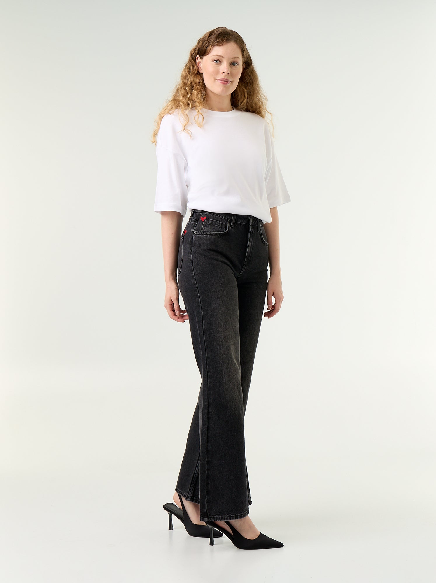 Jean taille haute coupe flare avec broderies 'cœurs' - Noir