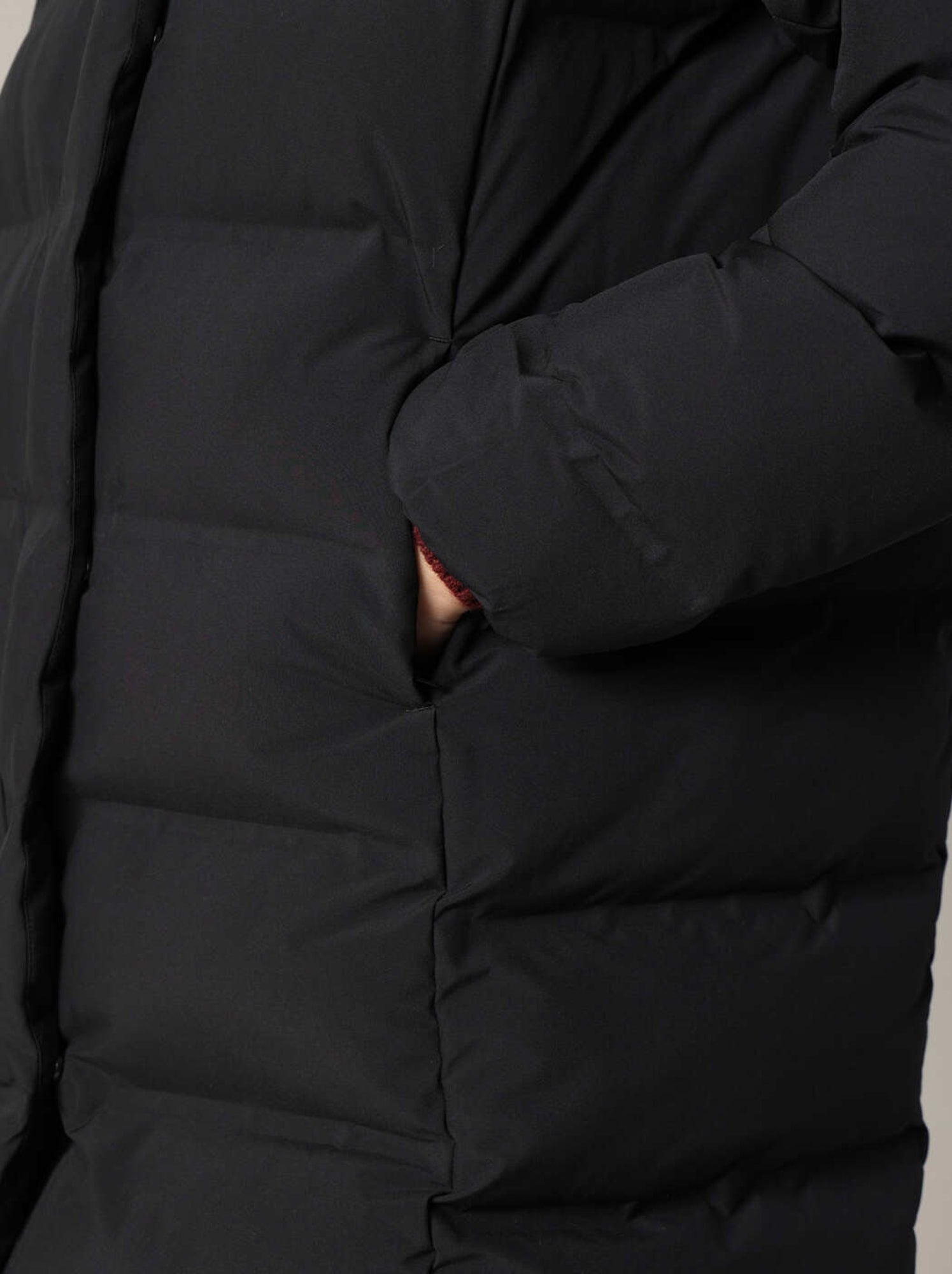 Doudoune longue matelassée avec capuche enveloppante 'deeluxe' - Noir
