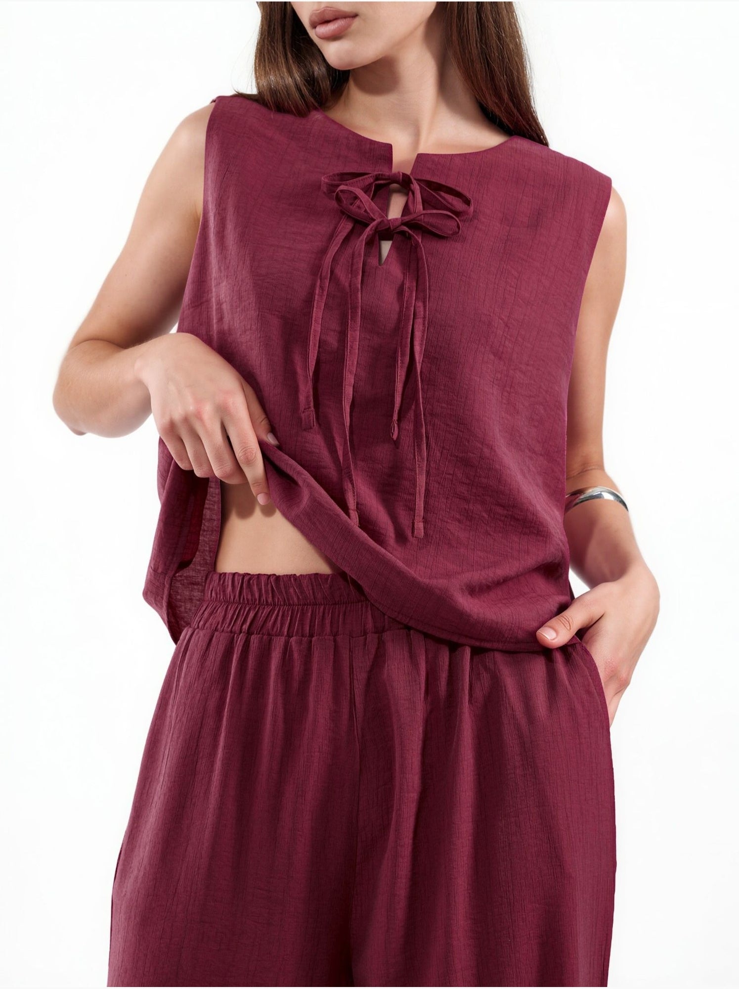 Ensemble blouse en mélange de viscose avec détail à nouer et pantalon à taille élastique - Rouge grenat