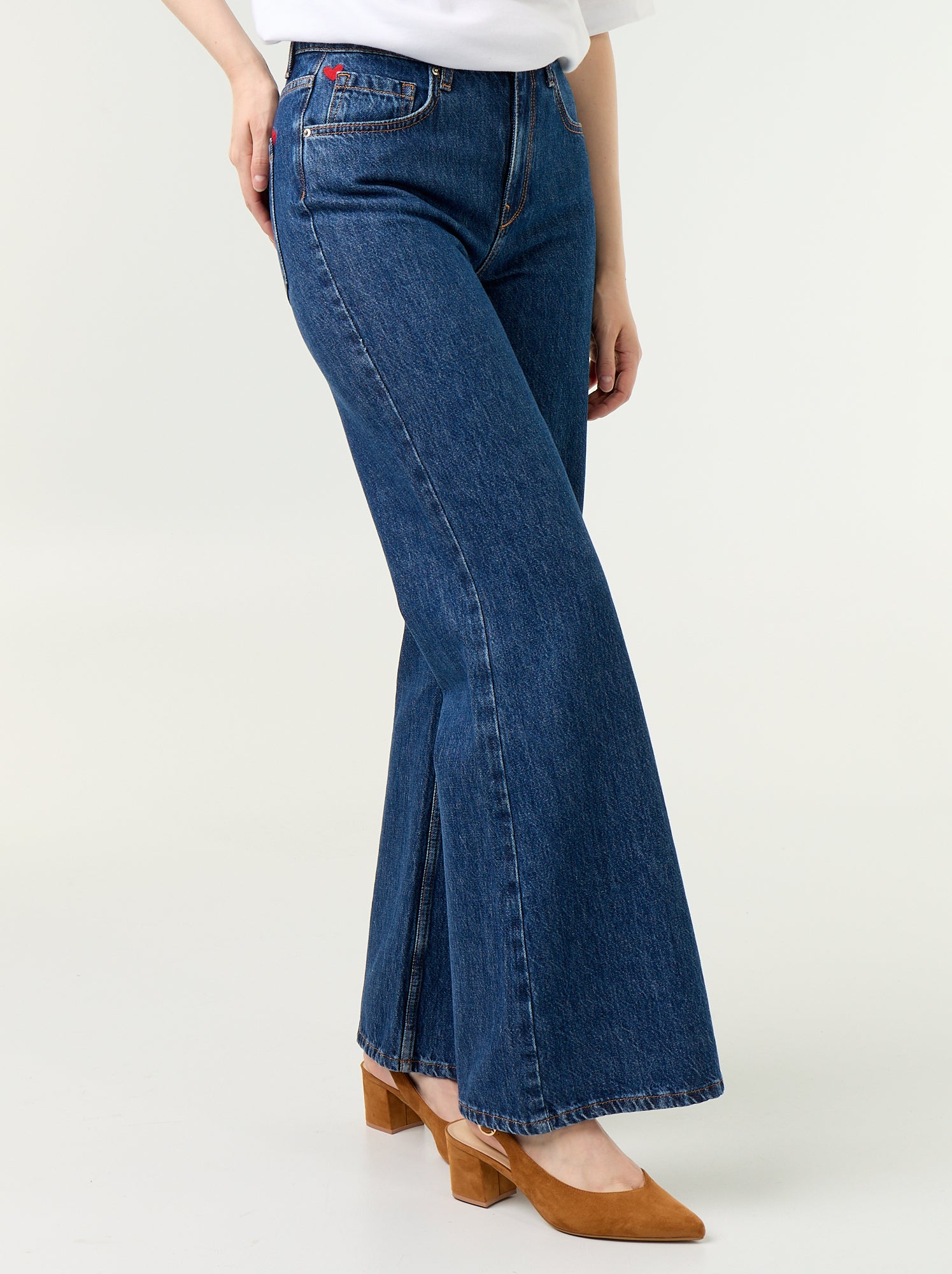 Jean taille haute coupe flare avec broderies 'cœurs' - Bleu (GKI22_1)