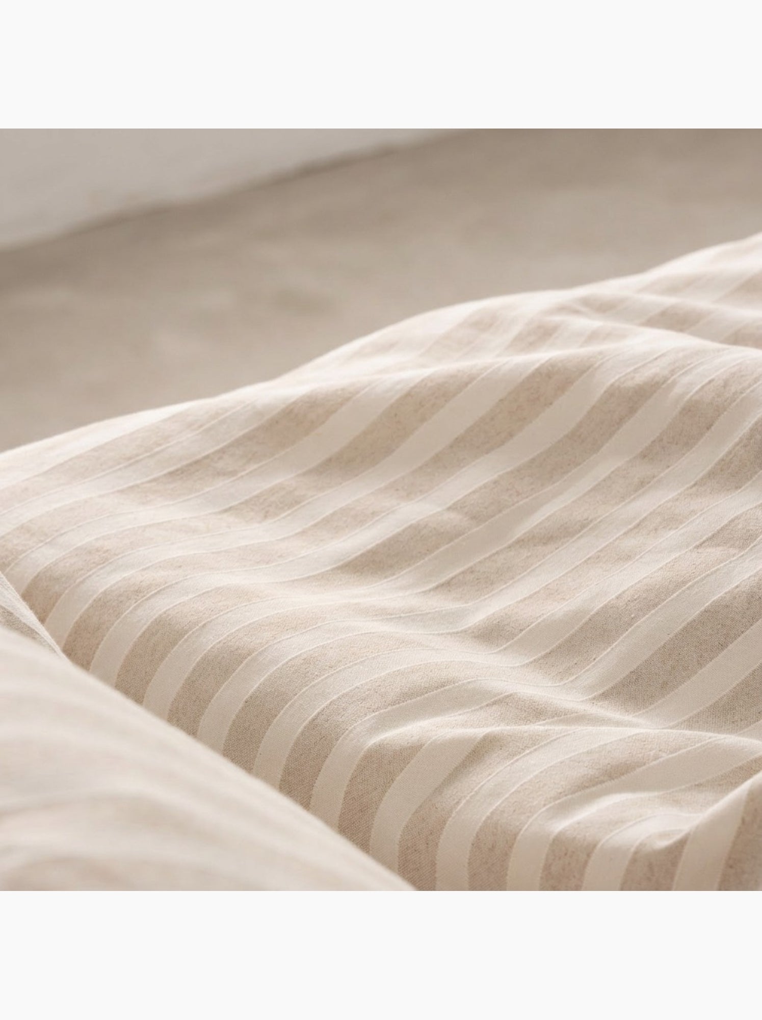 Housse de couette en coton à rayures en relief, tissu texturé. N’inclut pas les taies d’oreiller. - Taupe