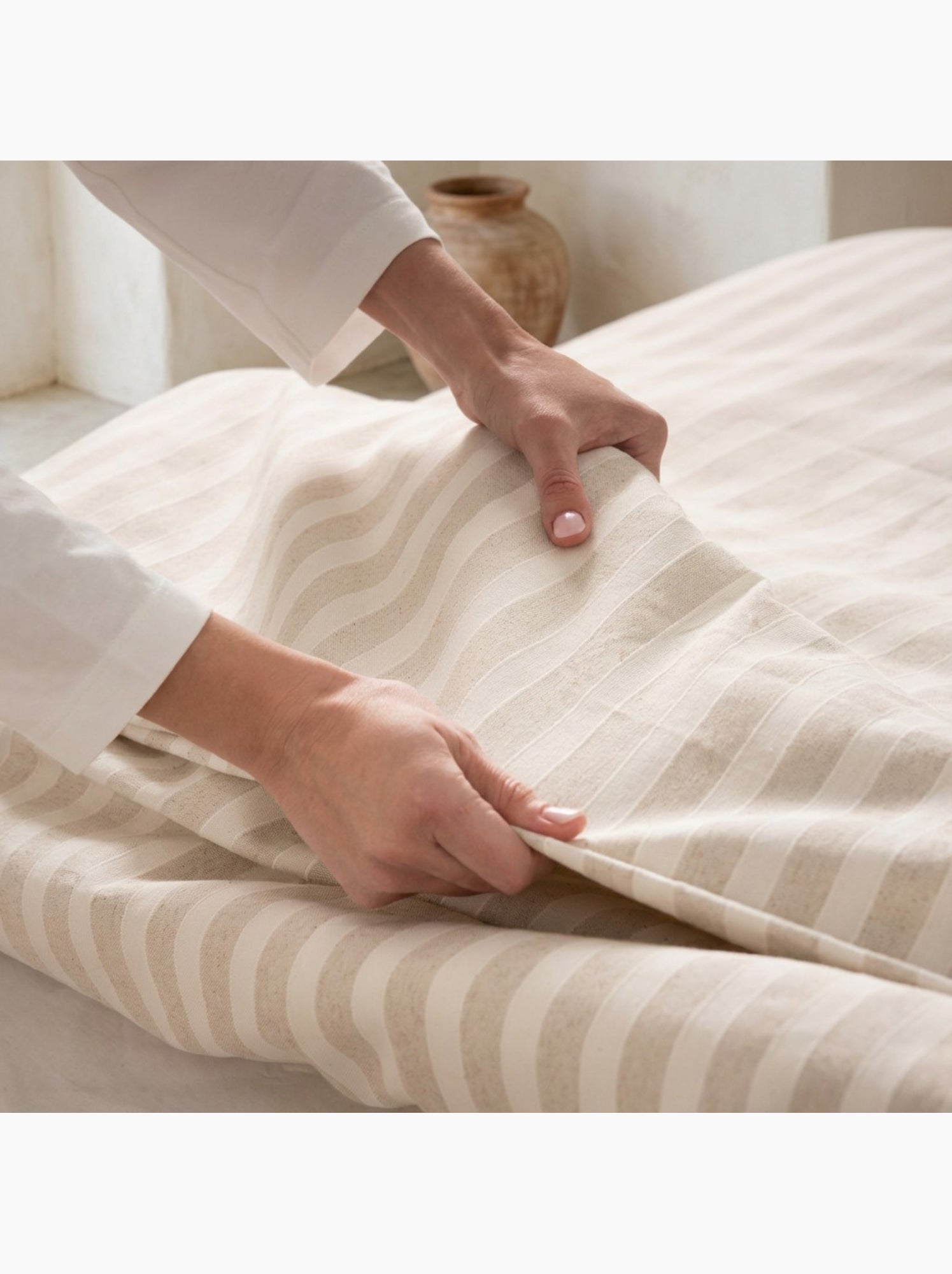 Housse de couette en coton à rayures en relief, tissu texturé. N’inclut pas les taies d’oreiller. - Taupe