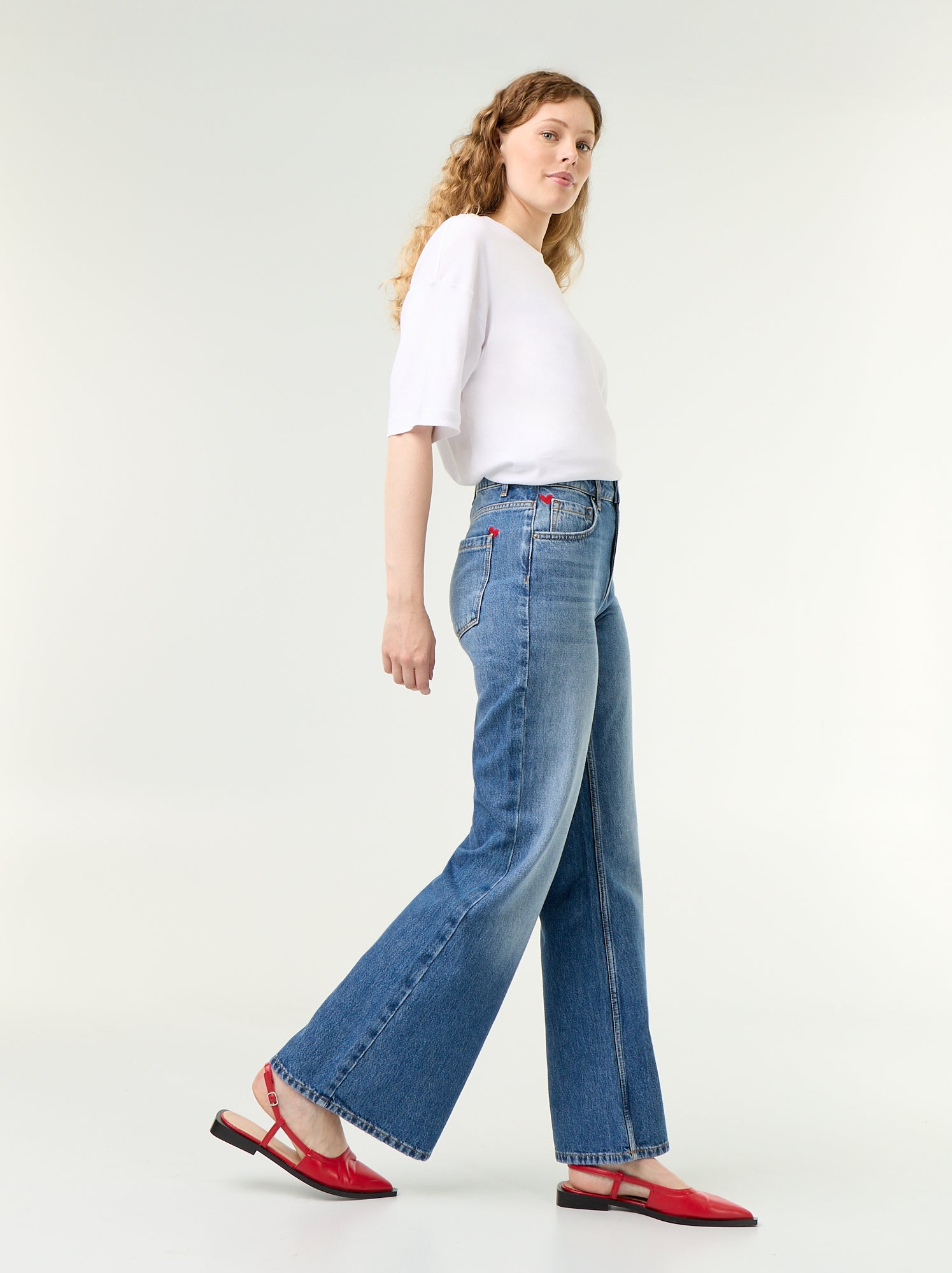 Jean taille haute coupe flare avec broderies 'cœurs' - Bleu (GKI22_3)