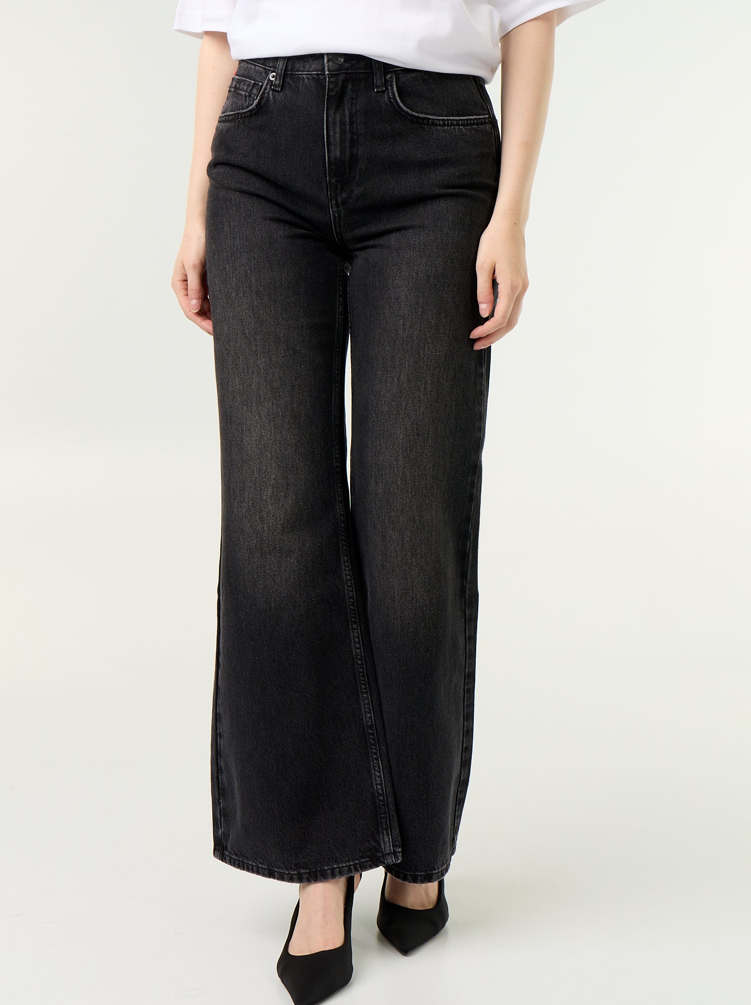 Jean taille haute coupe flare avec broderies 'cœurs' - Noir