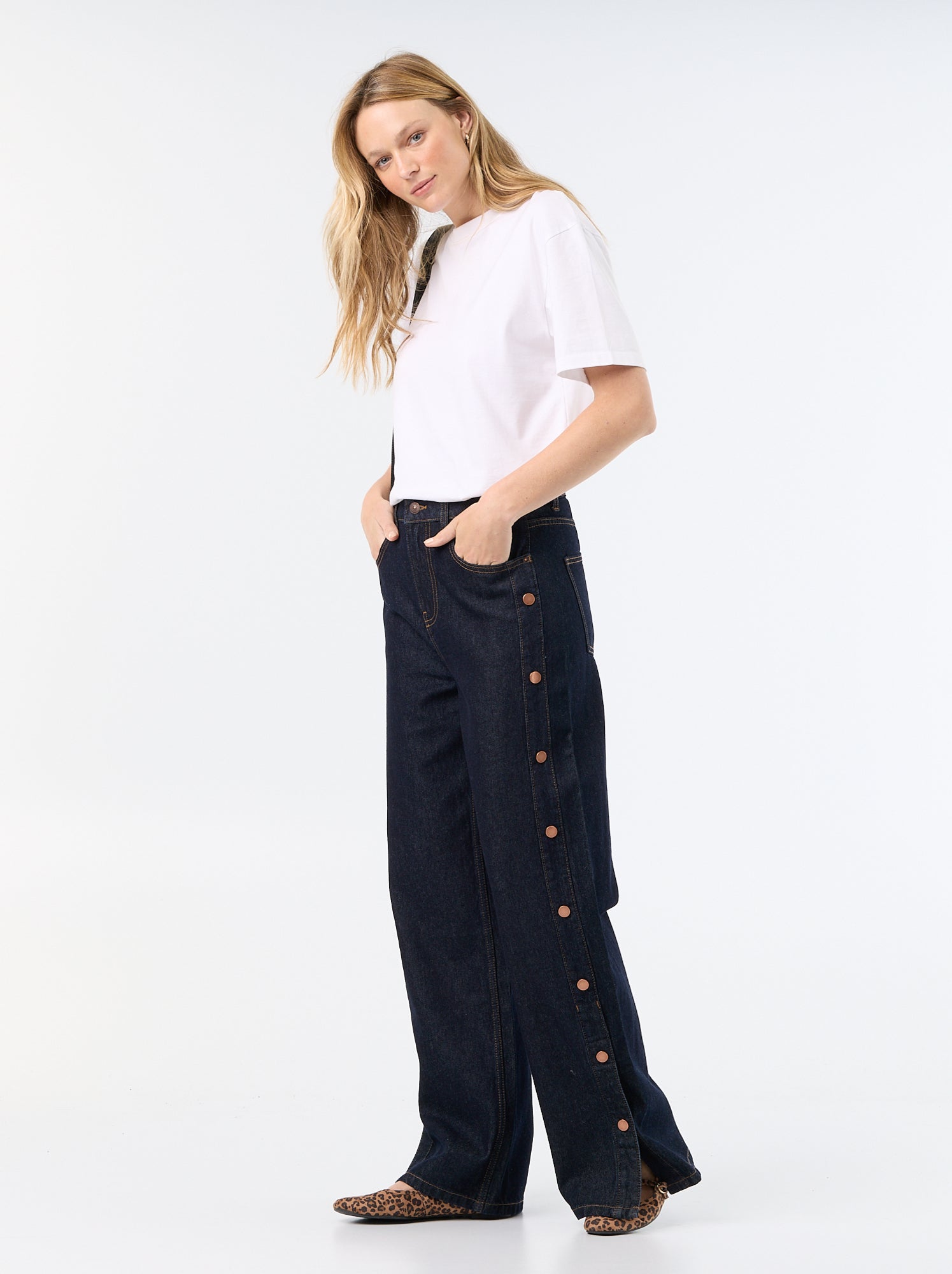 Jean wide leg / coupe large avec pressions factices sur les côtés - Bleu (GJM39_2)
