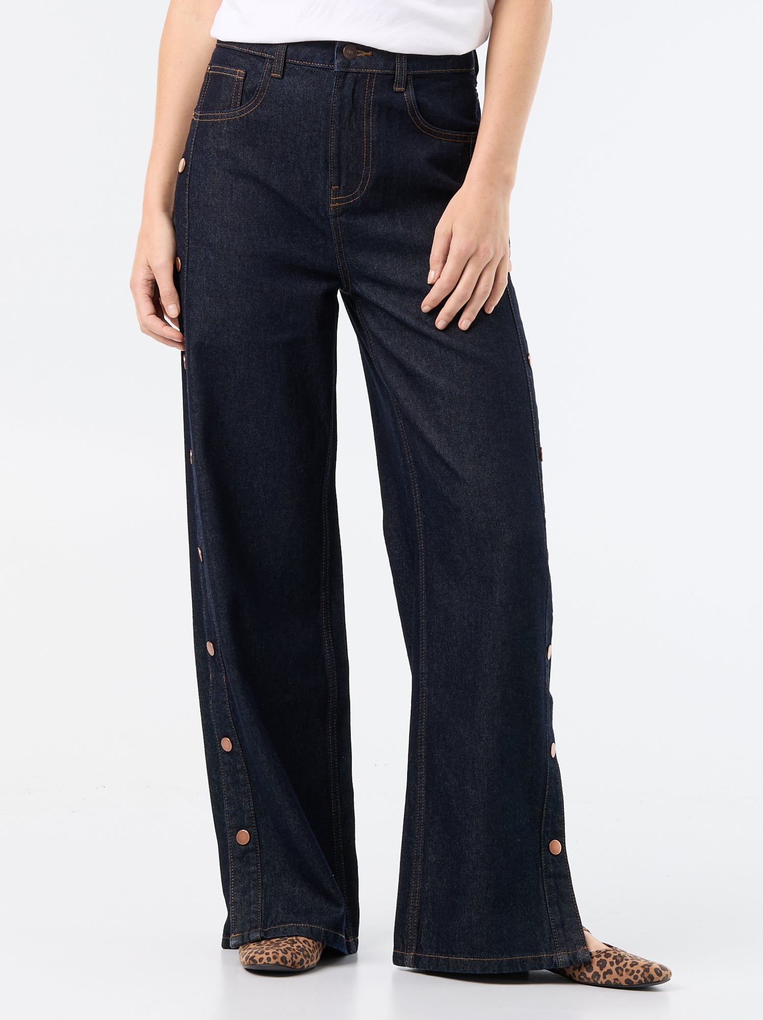 Jean wide leg / coupe large avec pressions factices sur les côtés - Bleu (GJM39_2)