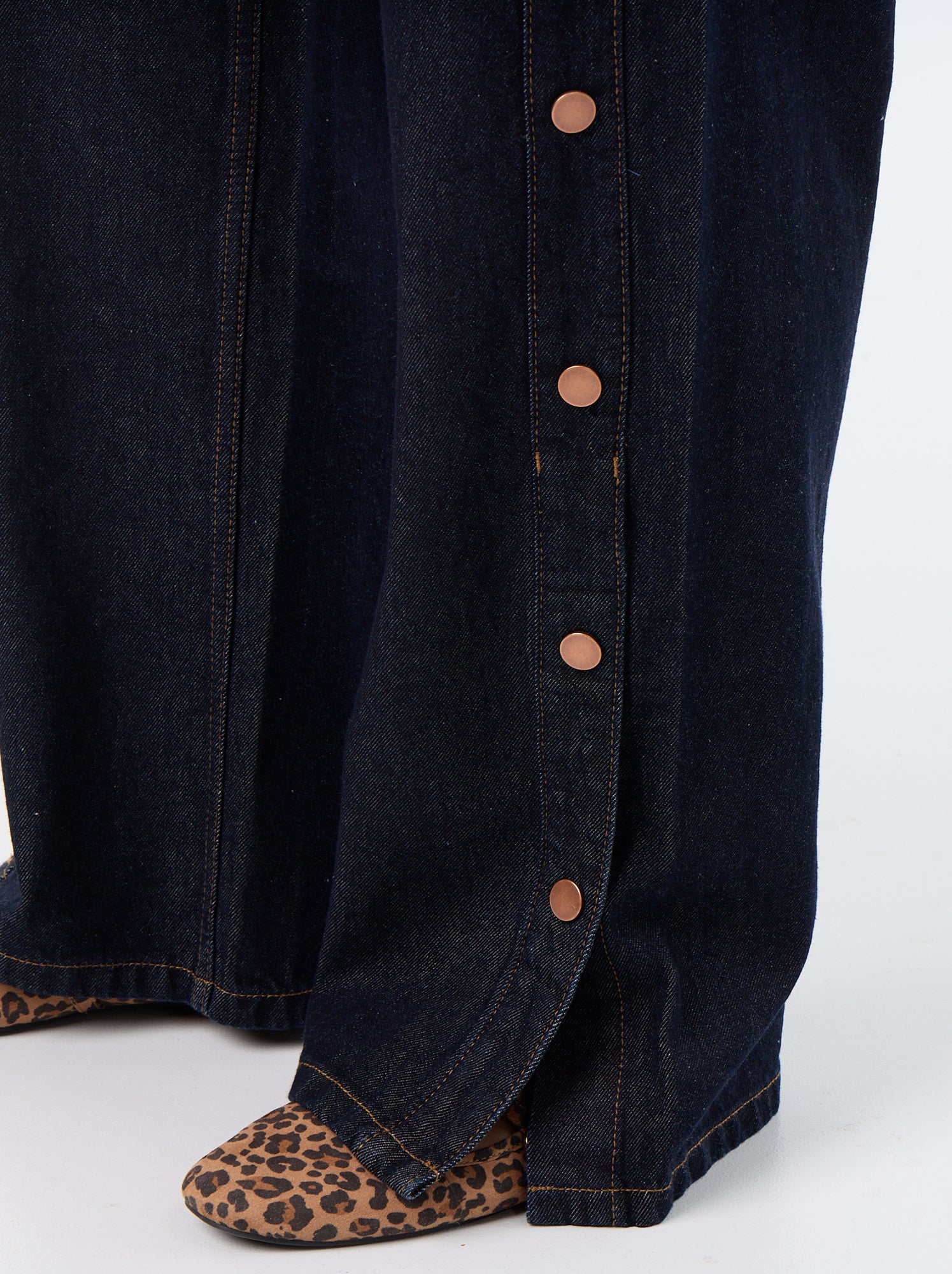 Jean wide leg / coupe large avec pressions factices sur les côtés - Bleu (GJM39_2)