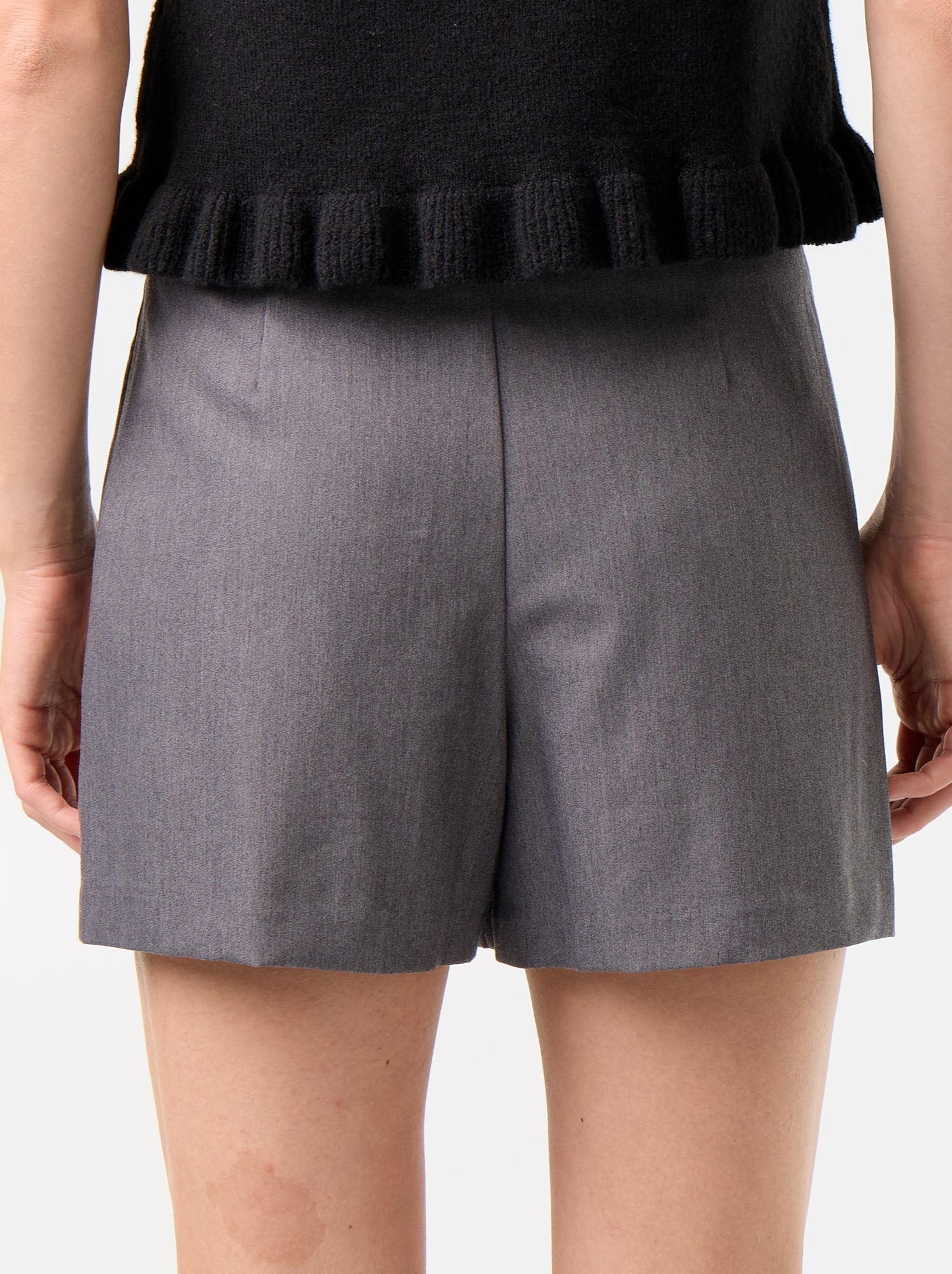 Jupe short avec bijou fantaisie - Gris