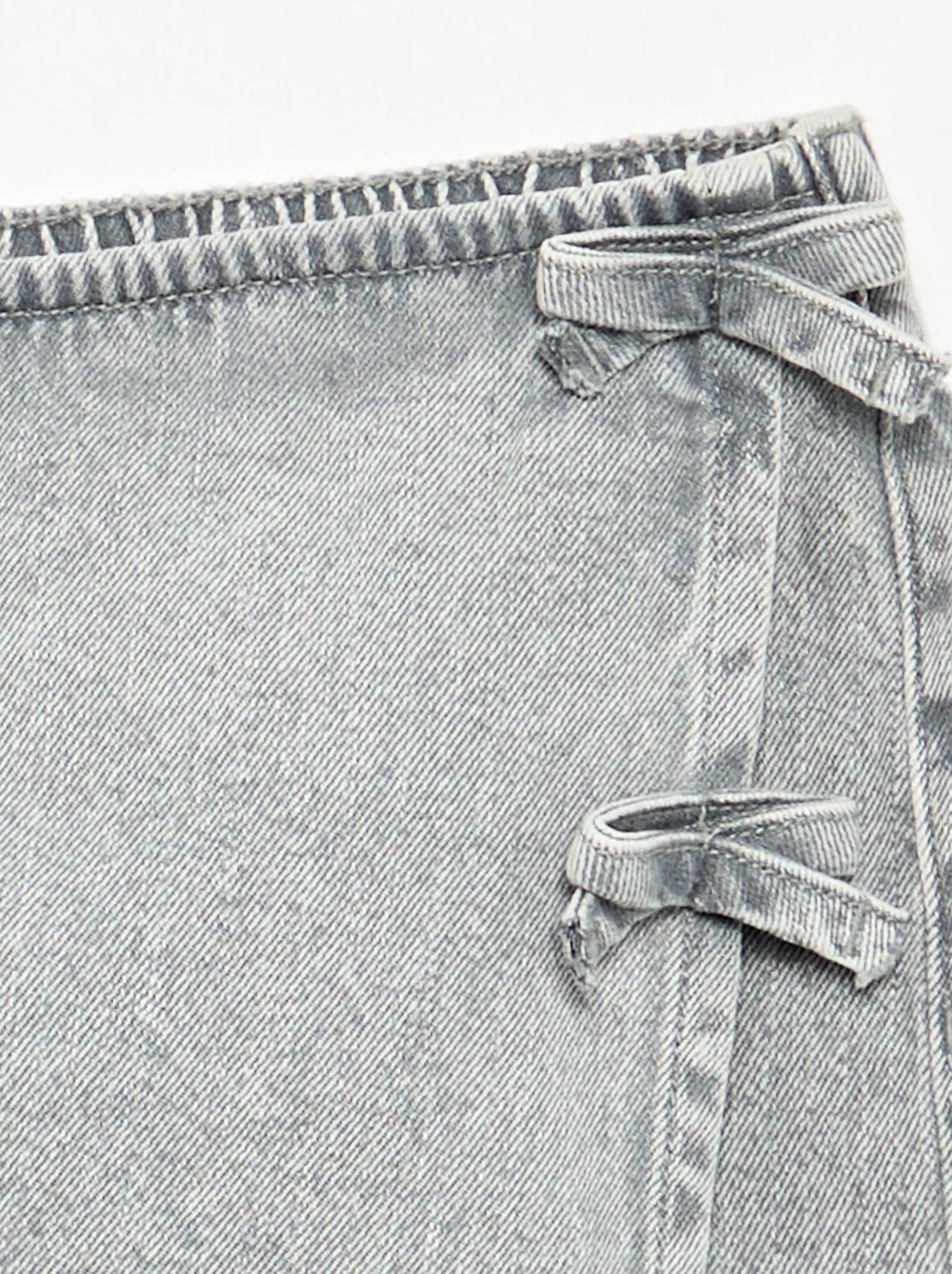 Jupe short courte en jean avec nœuds - Gris