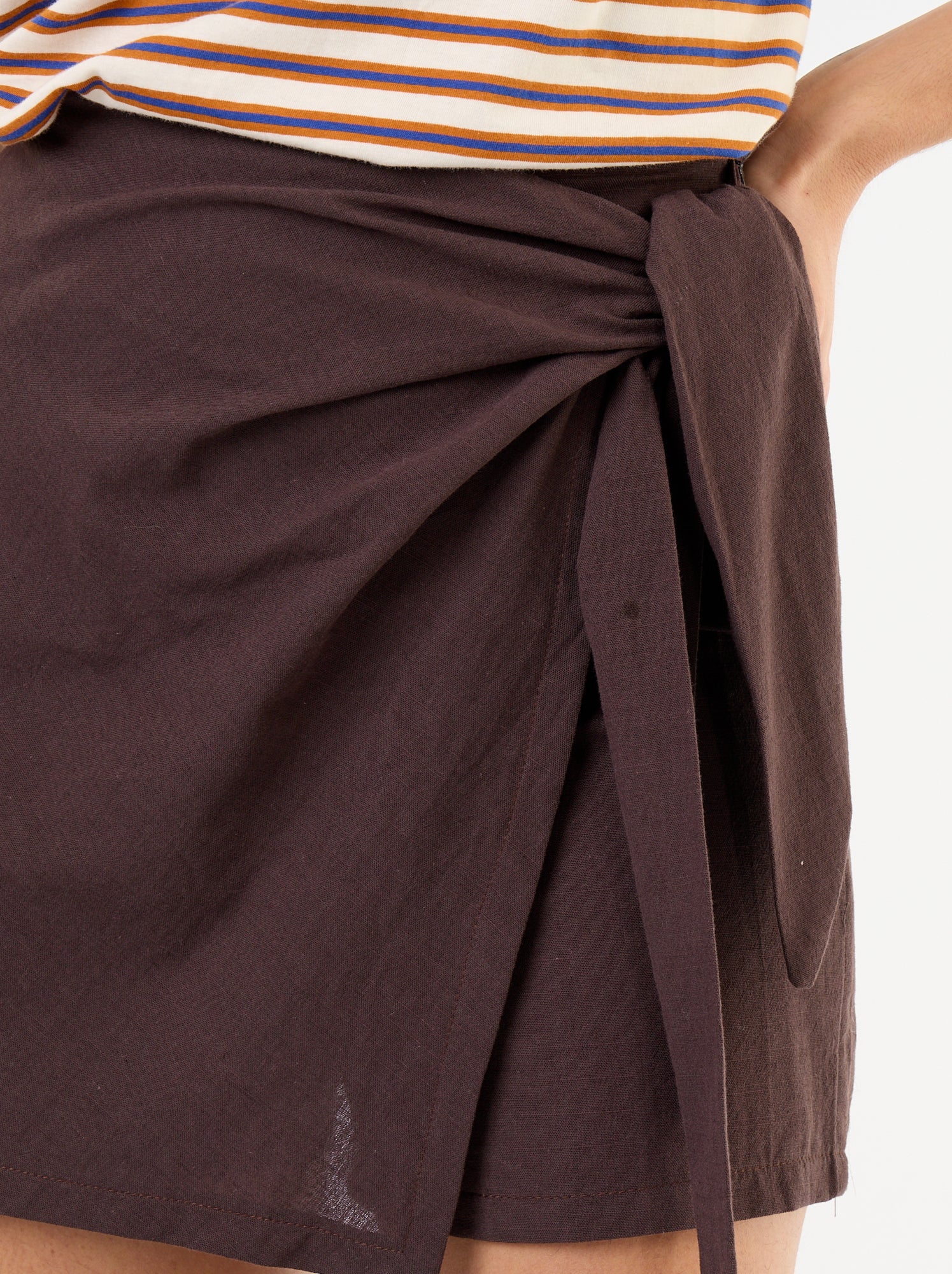 Jupe short léger avec ceinture à nouer - Marron (GJL43_3)