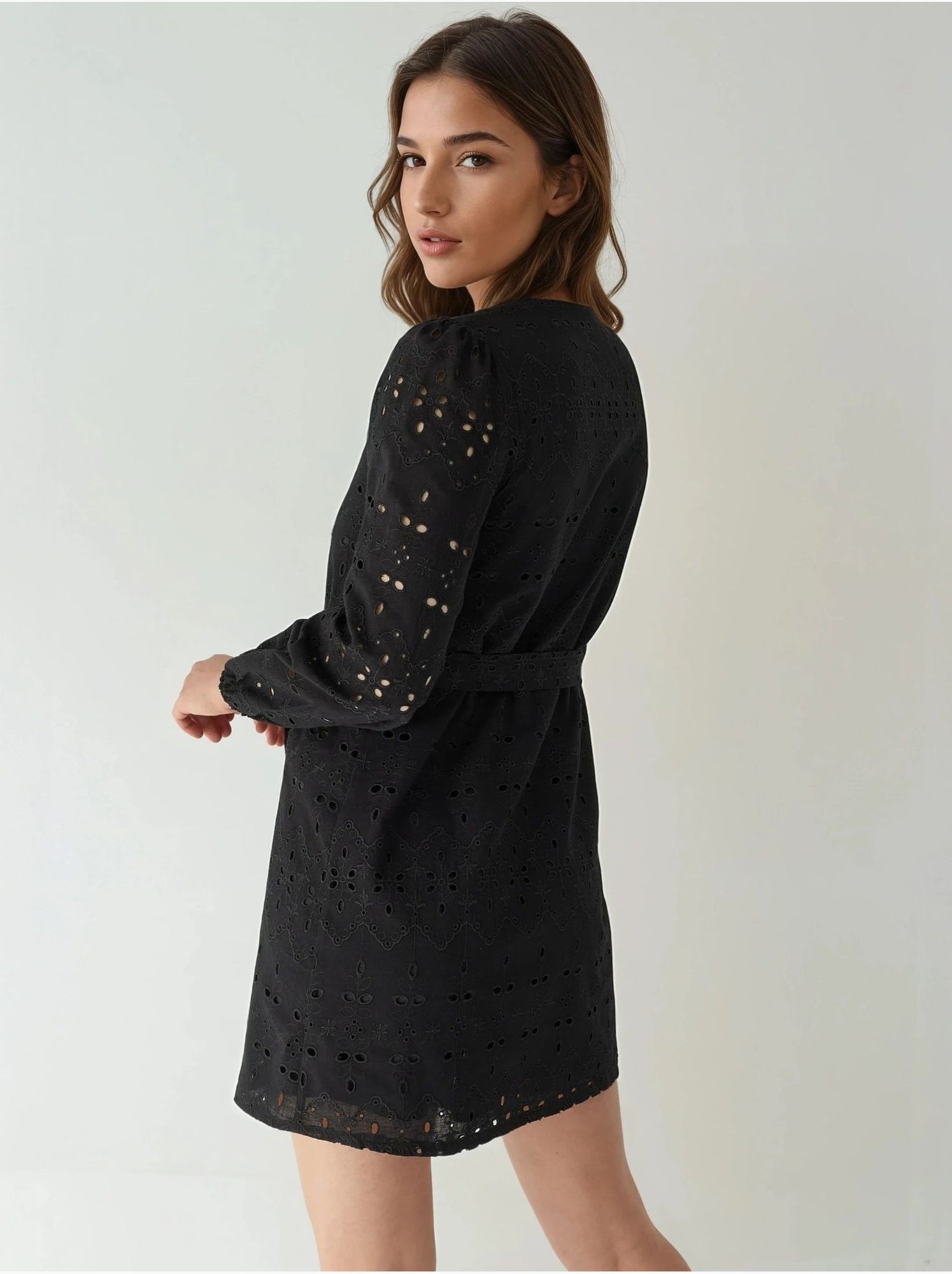 Mini-robe à col en v à motifs, collection pika - Noir