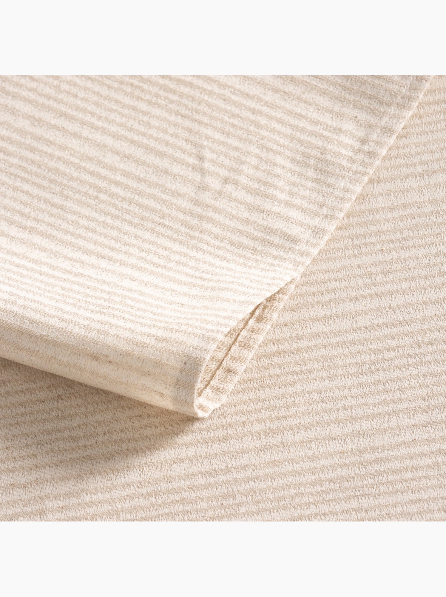 Nappe antitache avec tissu texturé à fines rayures - Gamusi. - Beige