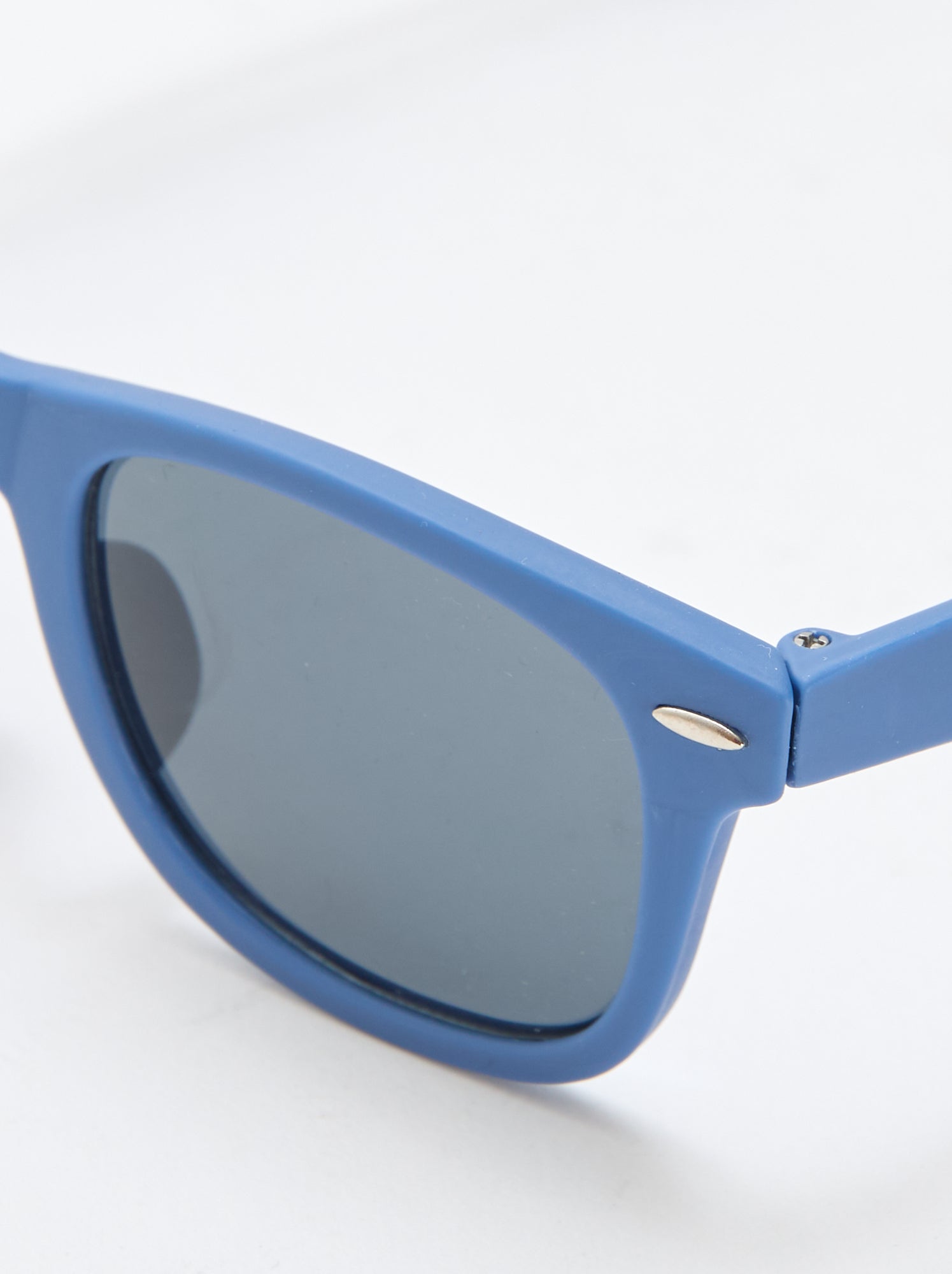 Paire de lunette de soleil classique unie - Bleu