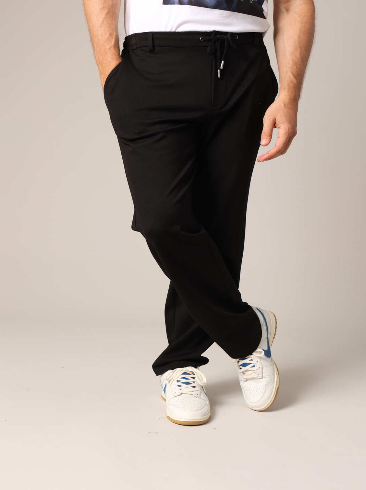 Pantalon coupe droite avec taille élastiquée et cordon de serrage 'Deeluxe' - Noir