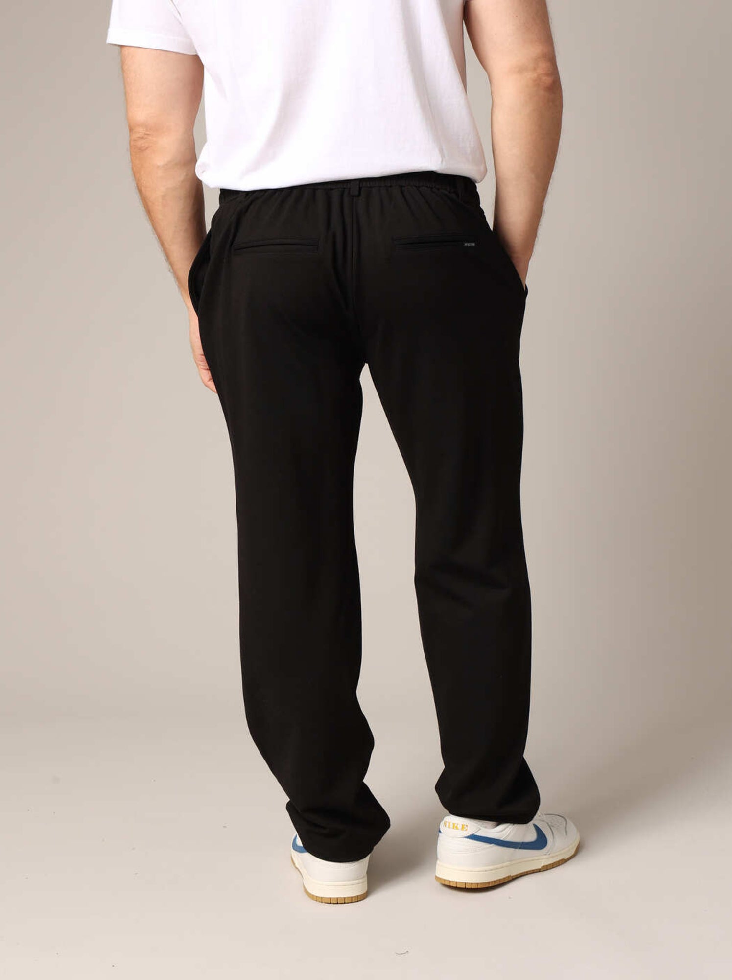 Pantalon coupe droite avec taille élastiquée et cordon de serrage 'Deeluxe' - Noir