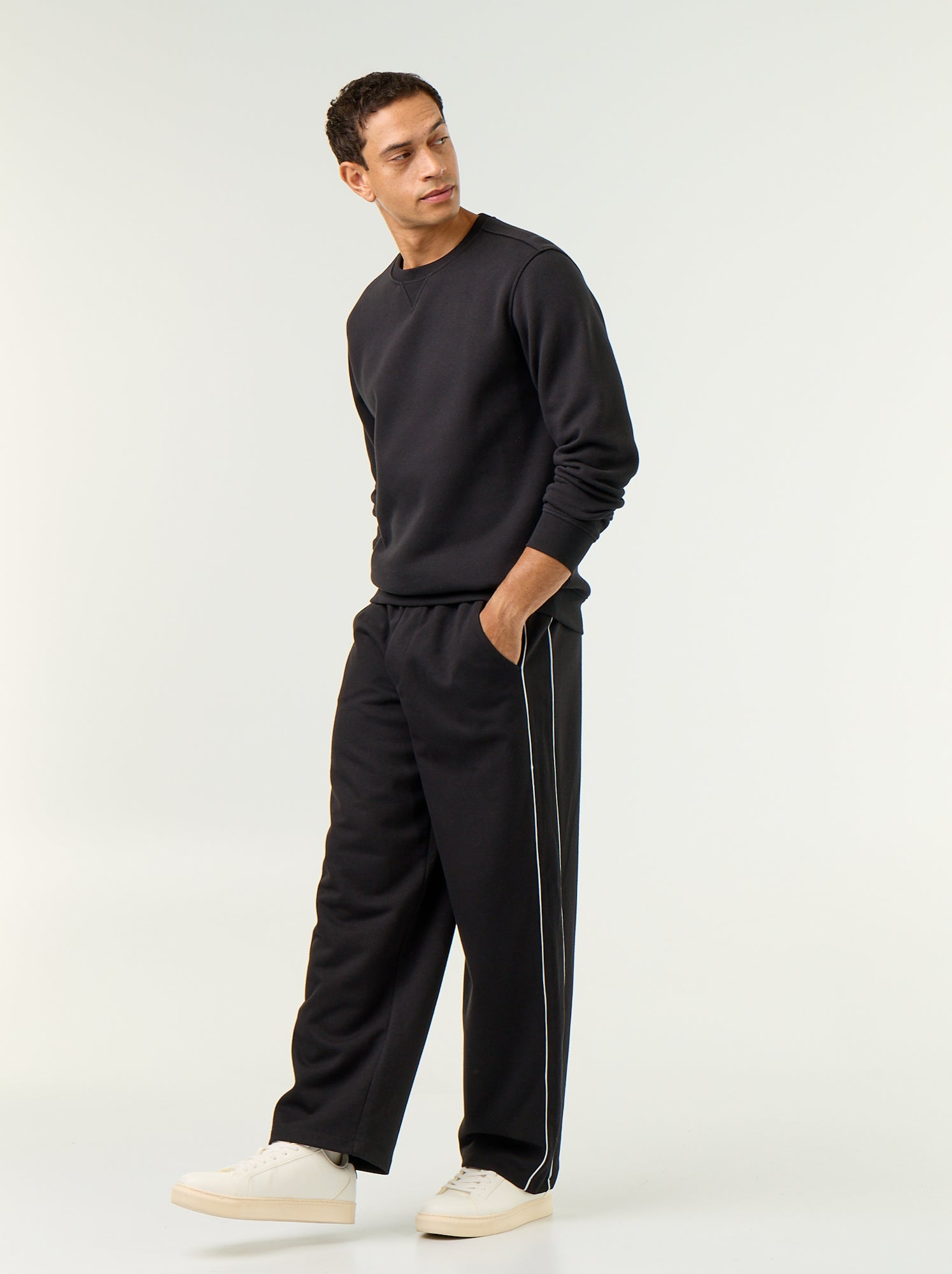 Pantalon jogging avec liserés - Noir (GBN67_2)