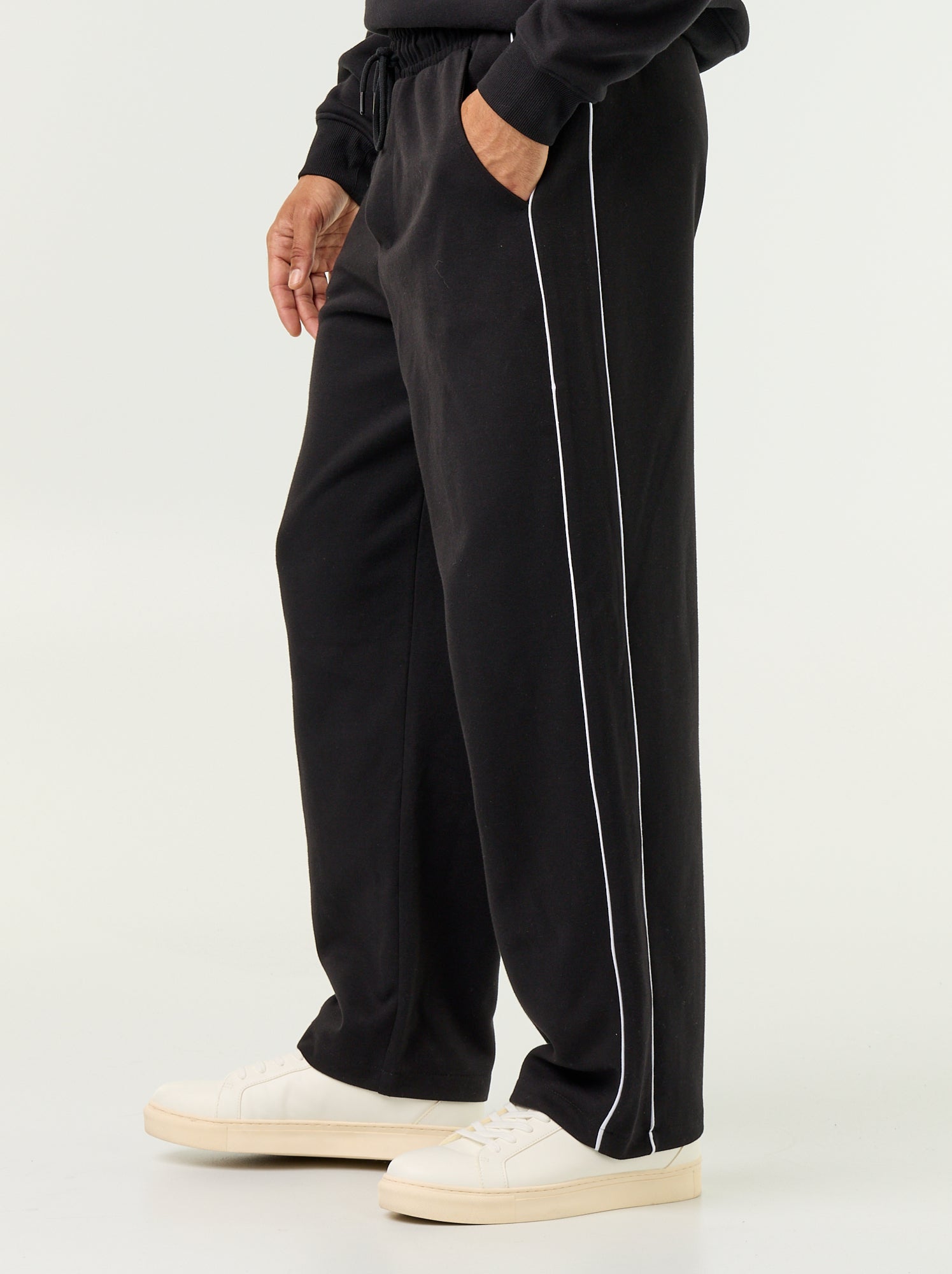 Pantalon jogging avec liserés - Noir (GBN67_2)