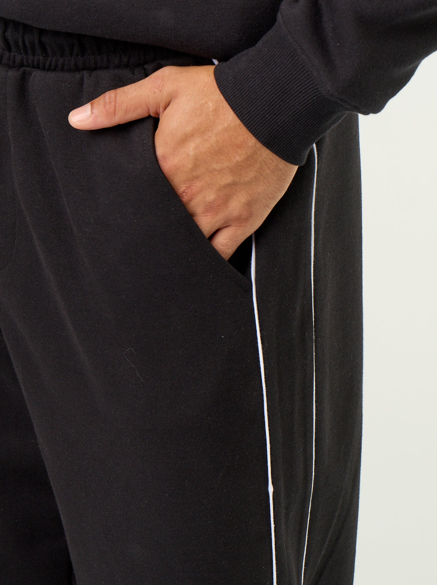 Pantalon jogging avec liserés - Noir (GBN67_2)