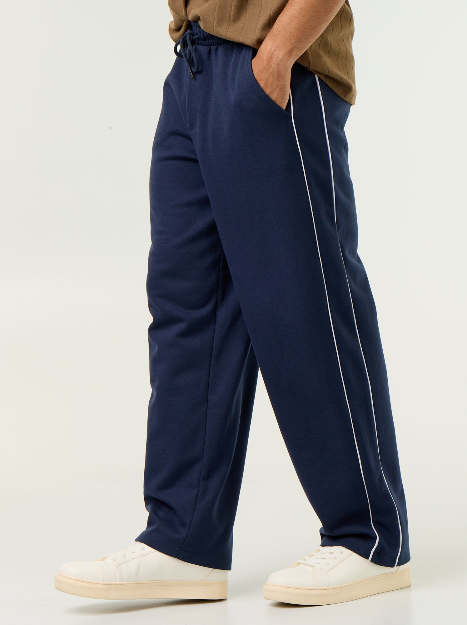 Pantalon jogging avec liserés - Noir (GBN67_3)