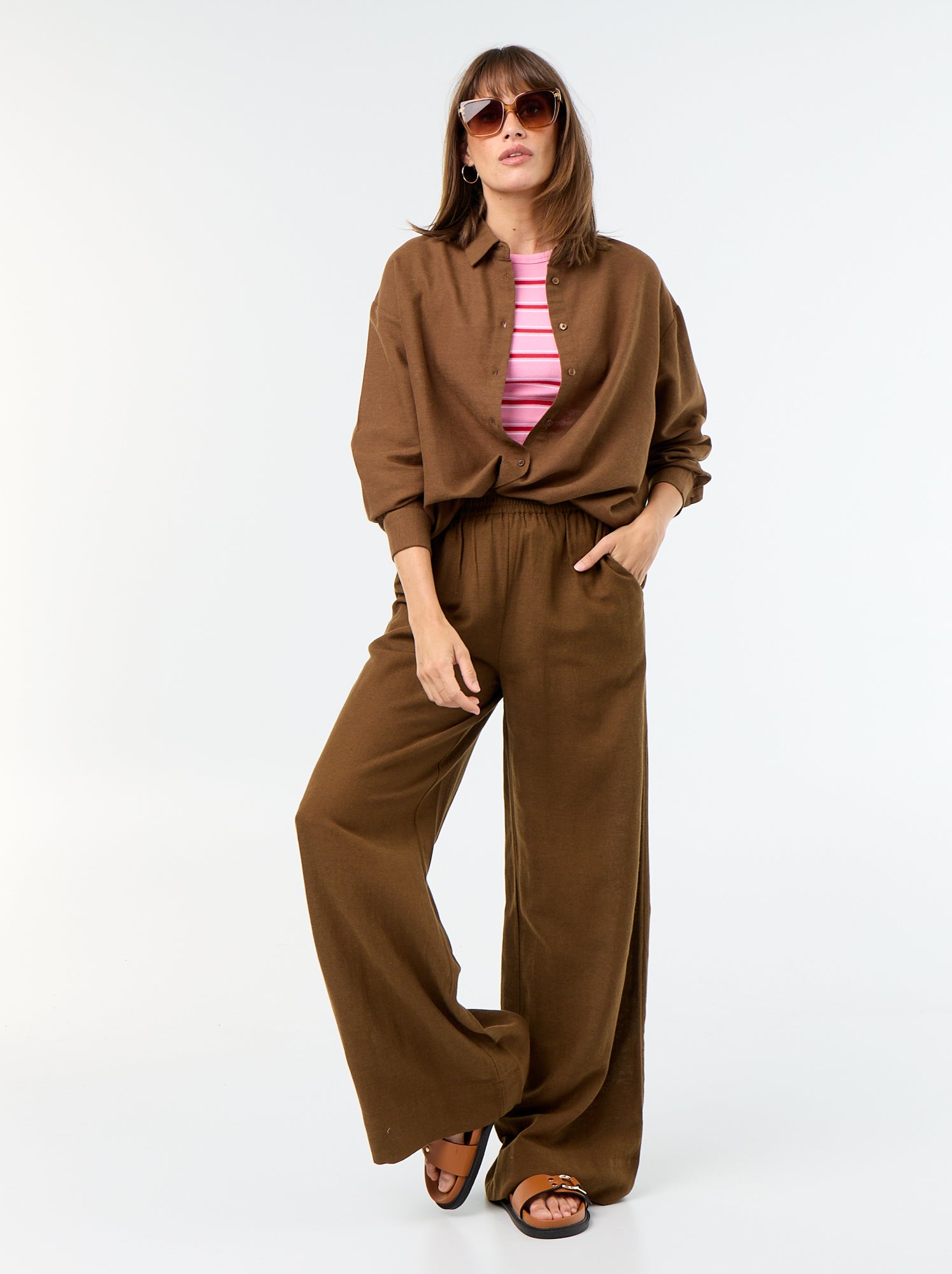 Pantalon large à la taille élastiquée - Marron (FWU62_4)