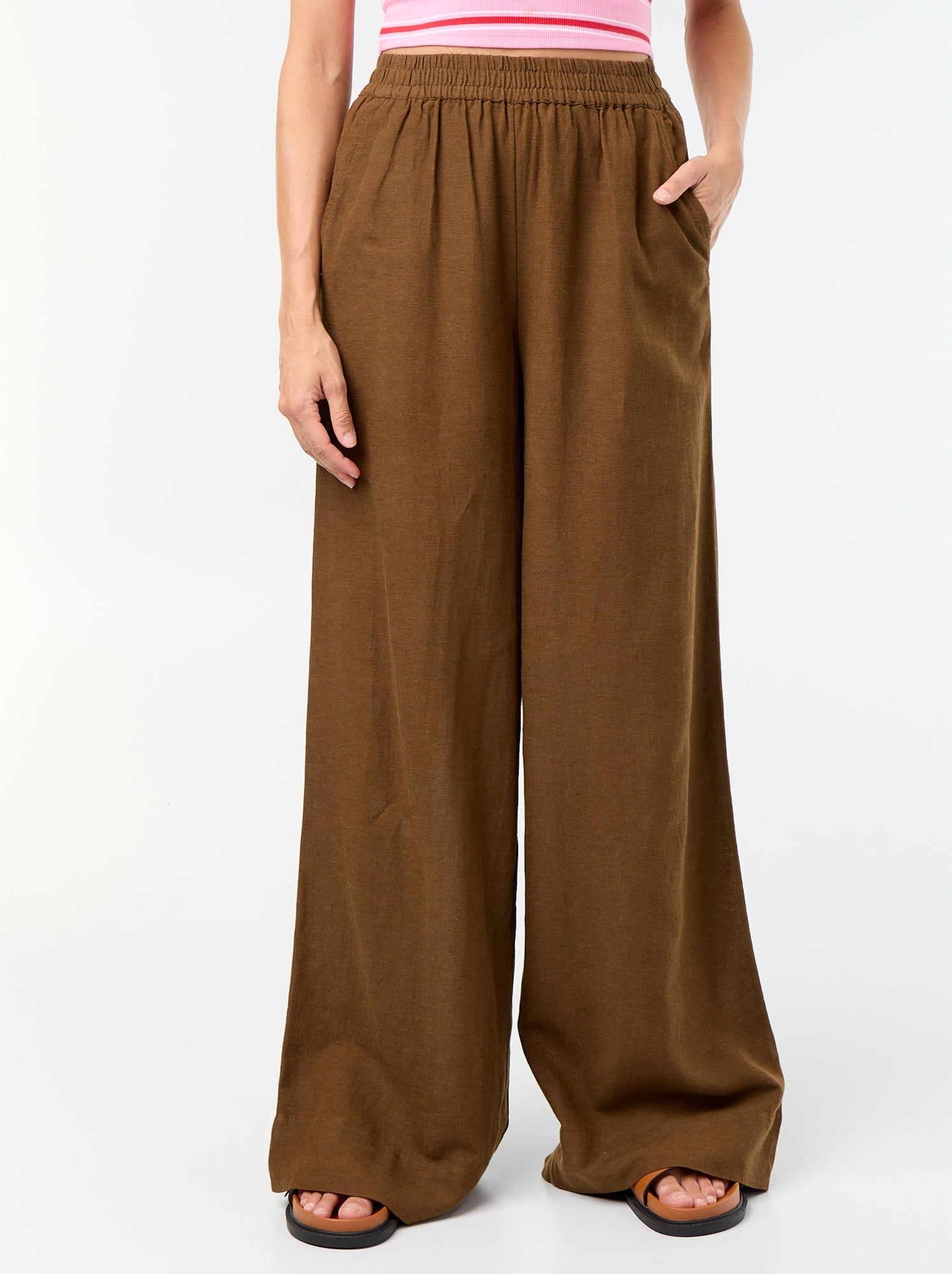 Pantalon large à la taille élastiquée - Marron (FWU62_4)