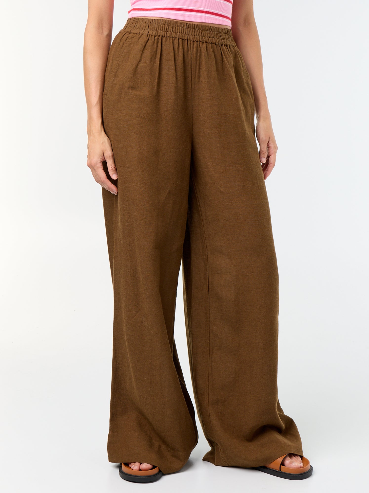 Pantalon large à la taille élastiquée - Marron (FWU62_4)