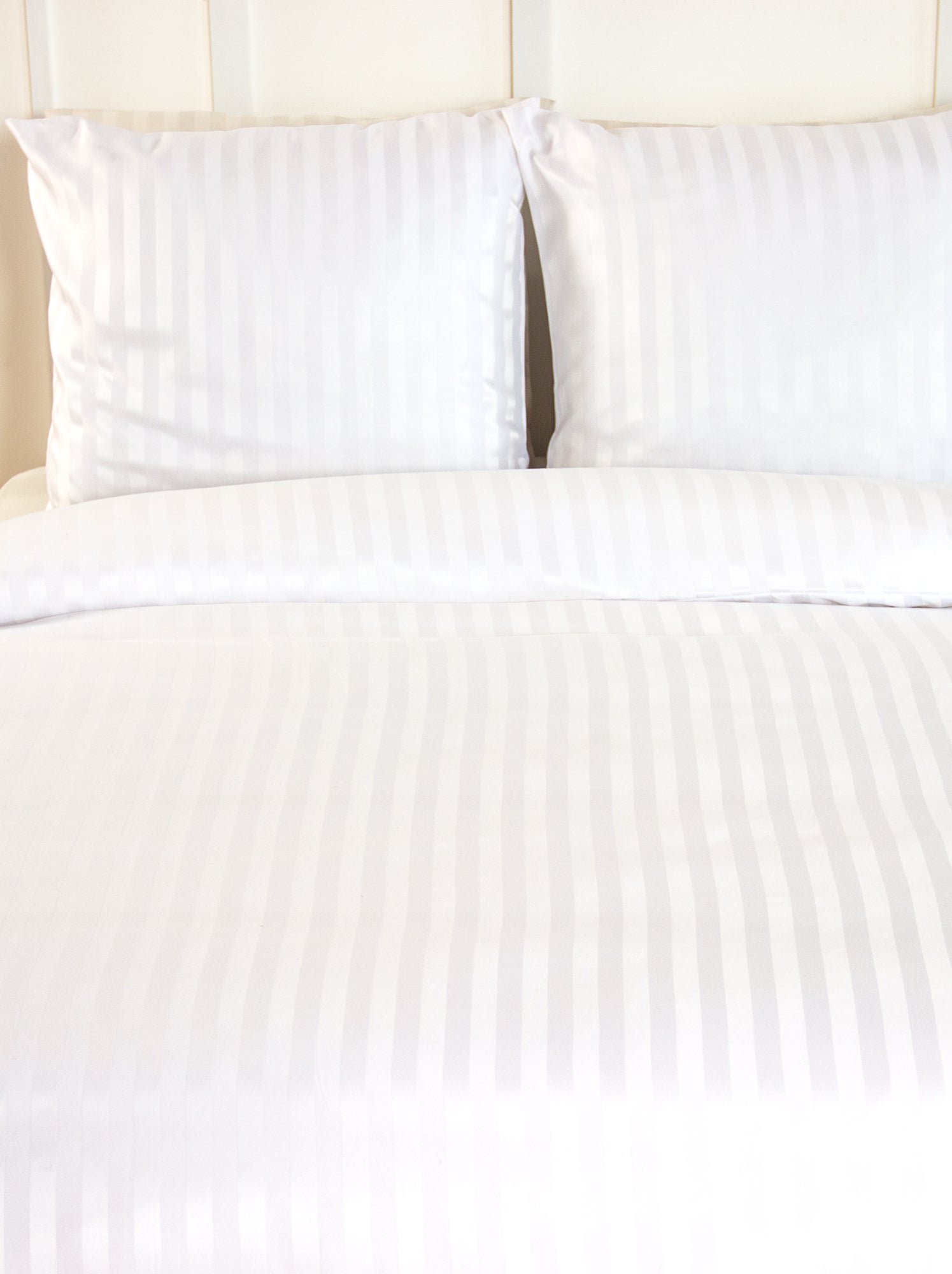 Parure de lit 1 ou 2 personnes en satin + 2 taies - Blanc