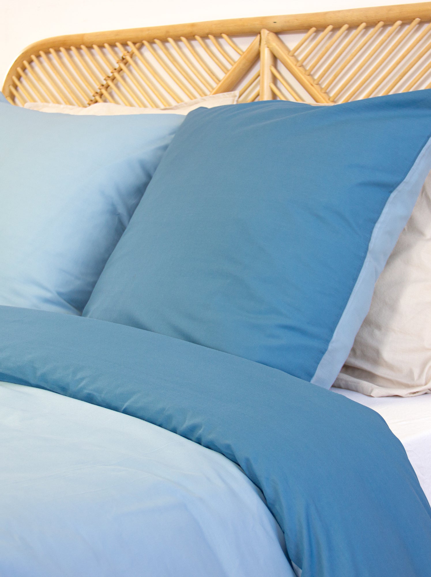 Parure de lit + 2 taies d'oreiller en coton uni 240x220 - 260x240 - Bleu